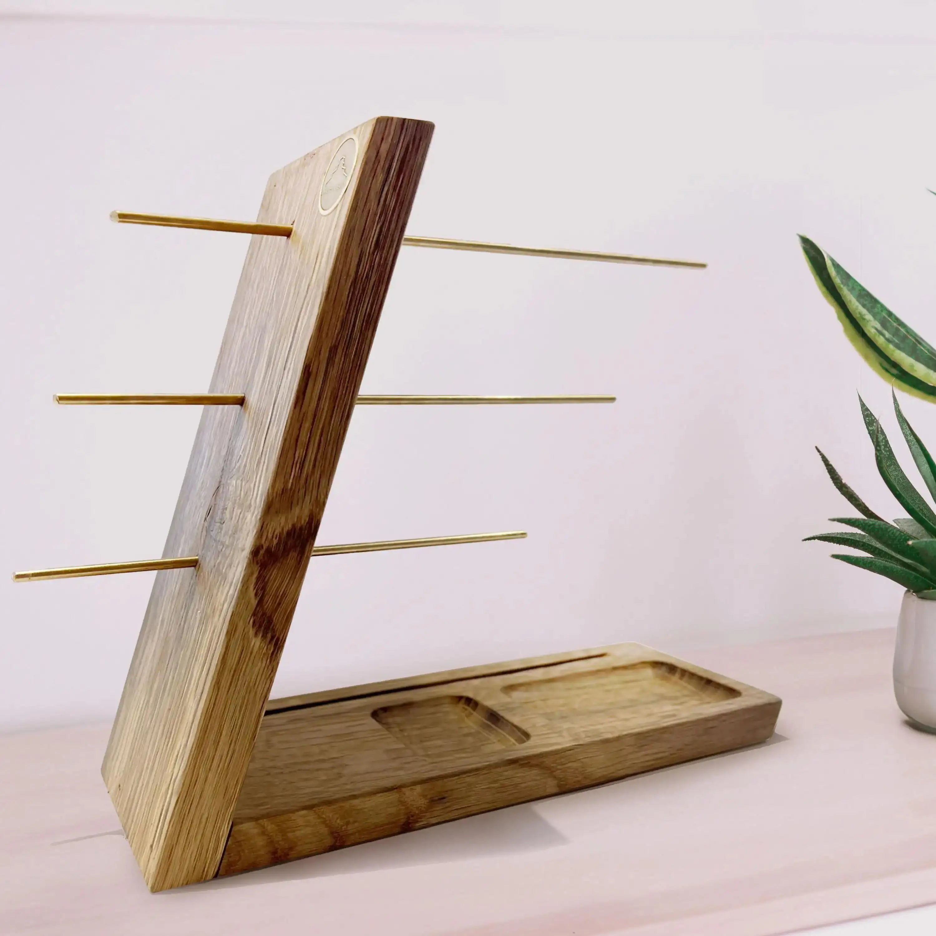 Schmuckhalter organisiert jegliche Art von Schmuck.