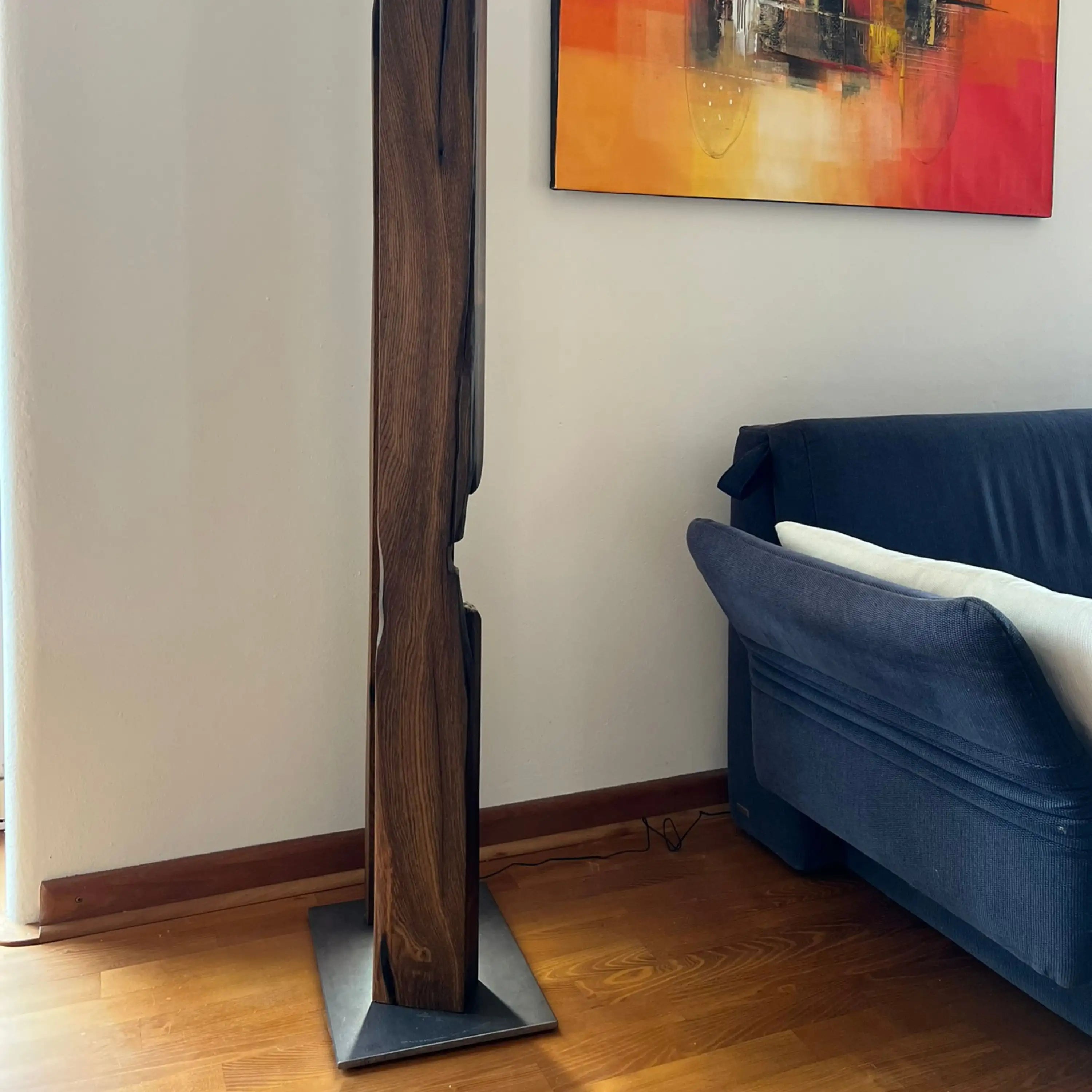 Zeitlose Eleganz: Unsere rustikale Balkenlampe aus recyceltem Altholz.