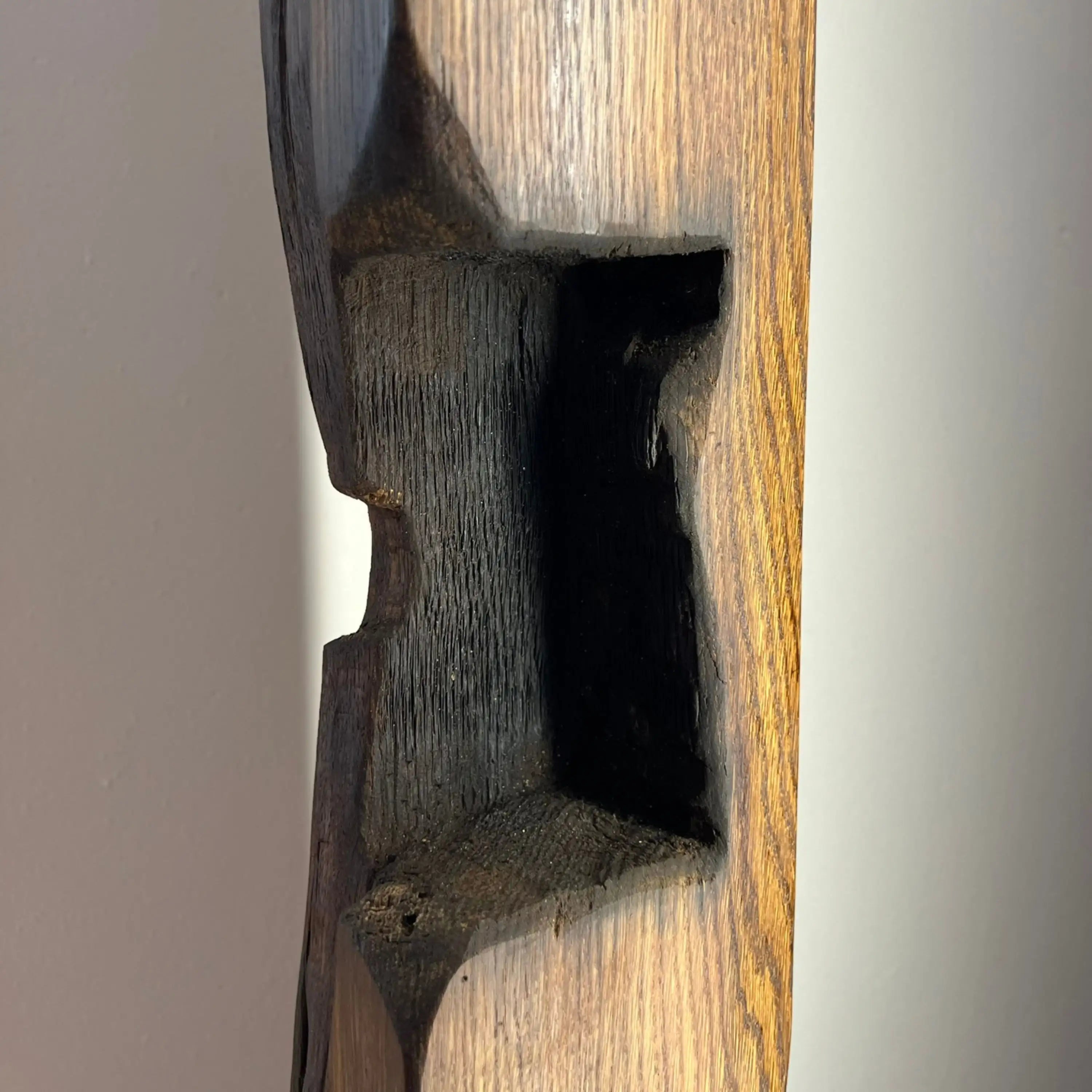 Erleben Sie die Wärme und Authentizität von Altholz - mit unserer Balkenlampe.