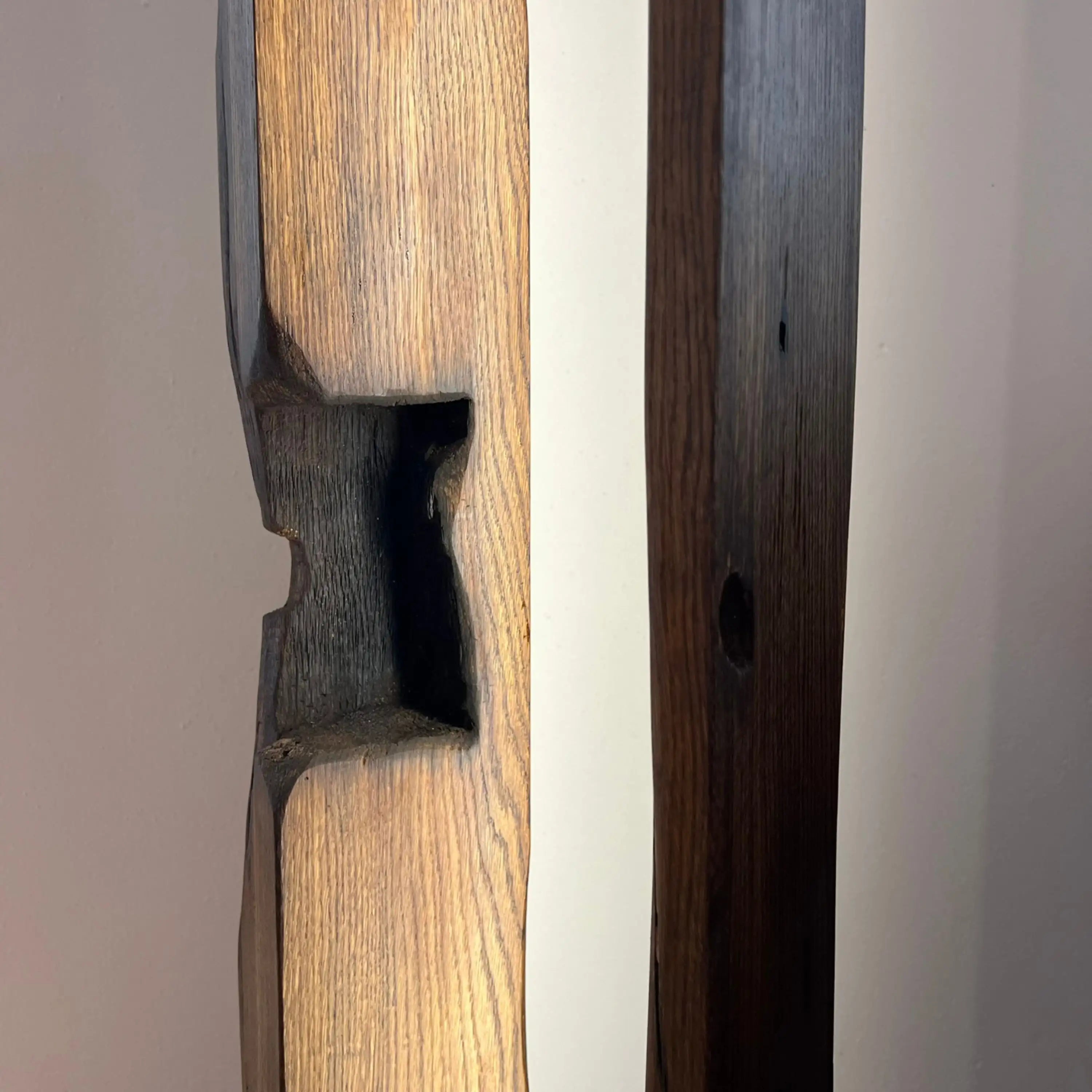 Ein Blickfang für Ihr Zuhause: Unsere rustikale Balkenlampe aus recyceltem Holz.