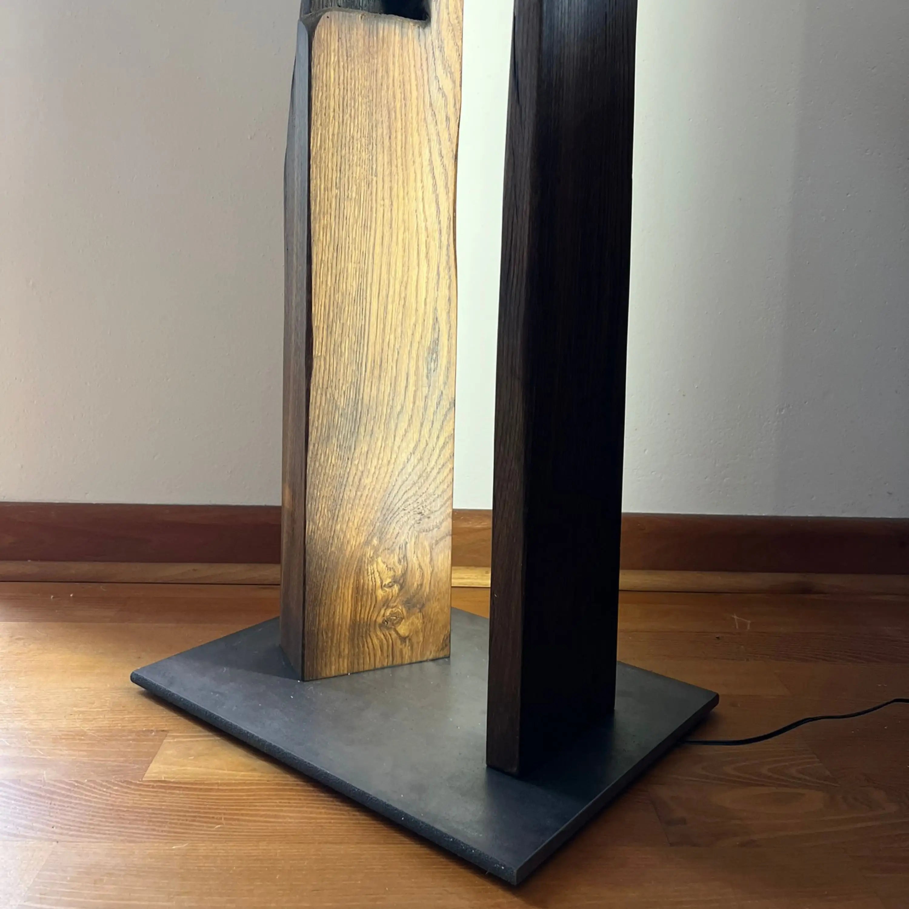 Alte Geschichten neu erzählt: Unsere Balkenlampe aus wiederverwertetem Holz.