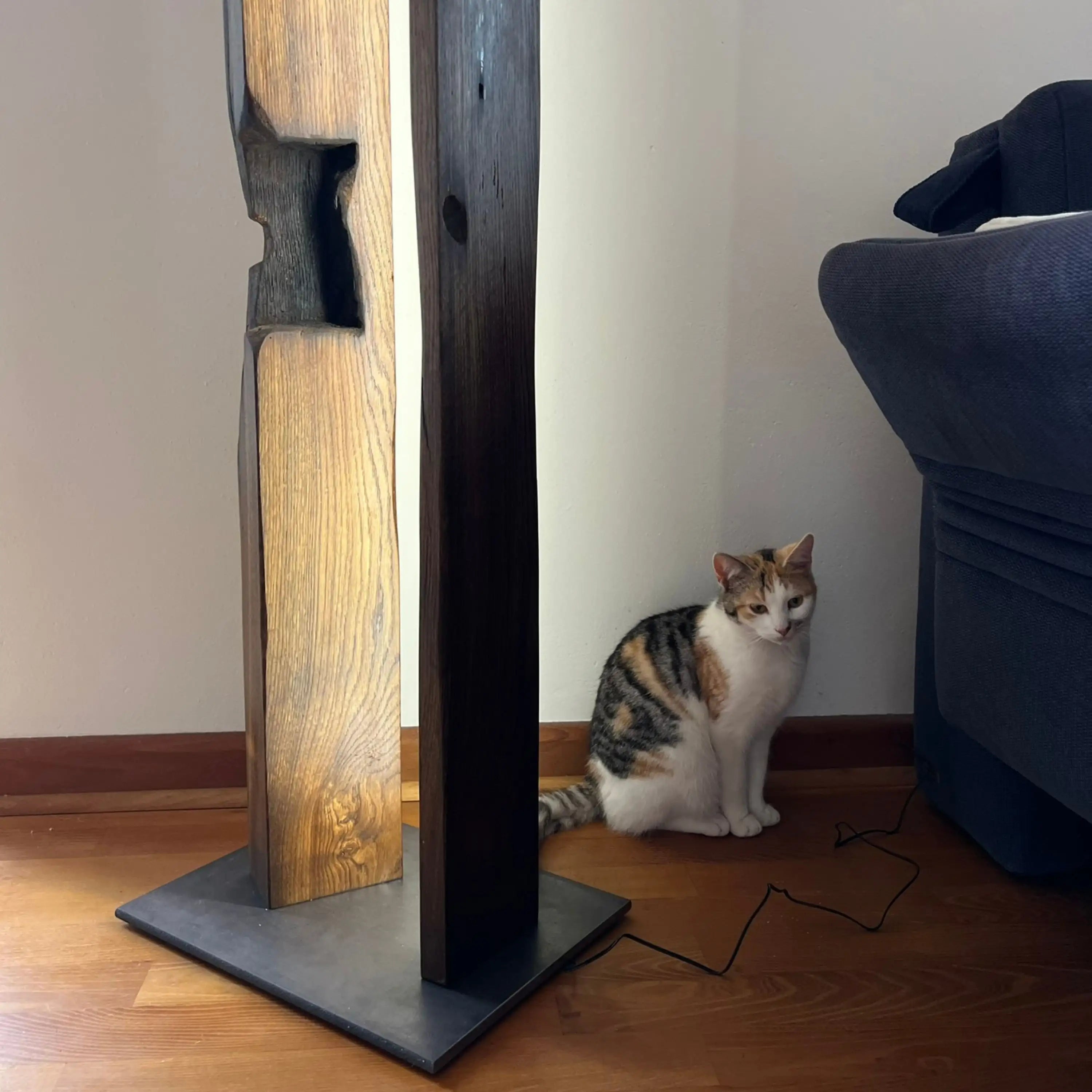 Unverwechselbare Eleganz: Unsere rustikale Altholz Balkenlampe.