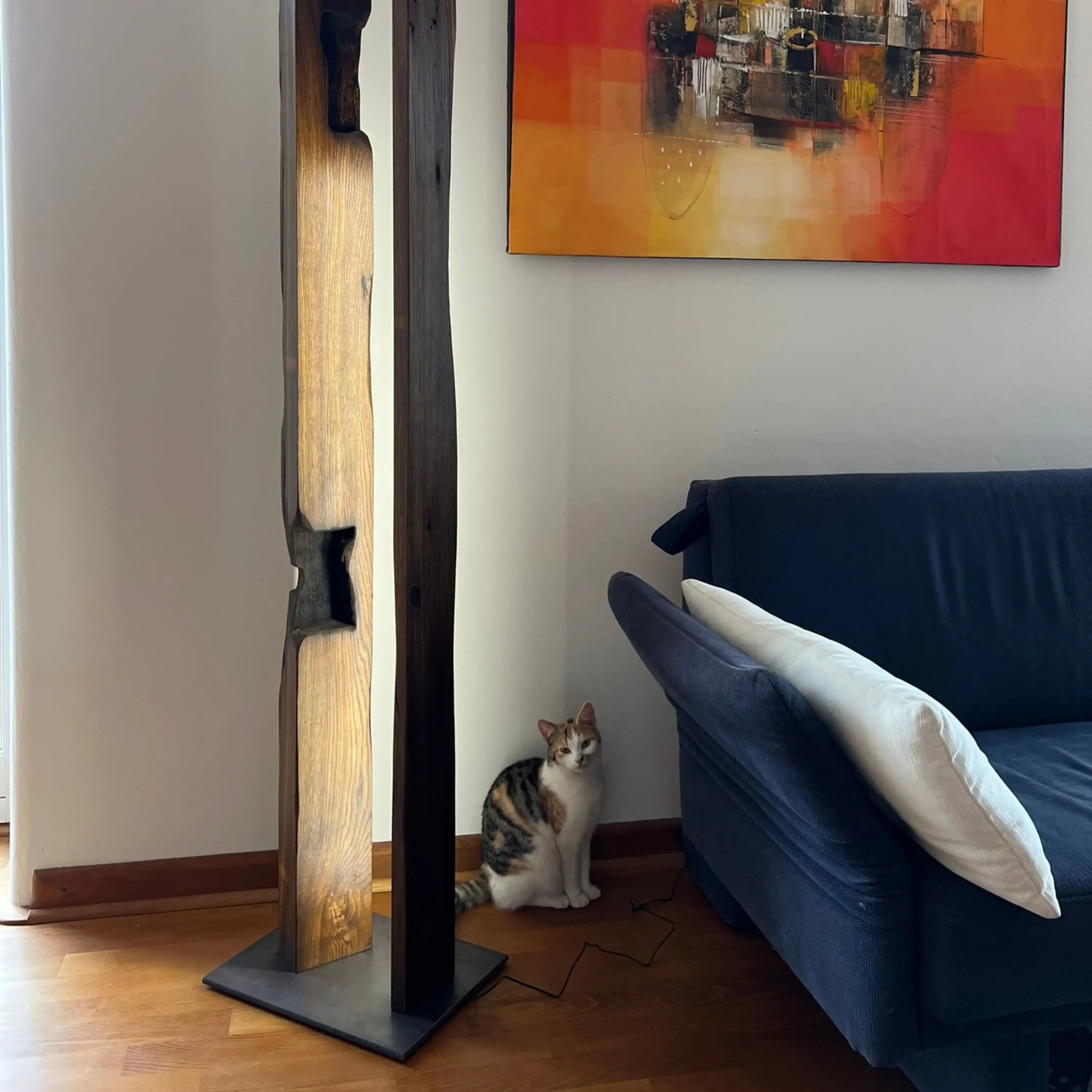 Ein Stück Natur in Ihrem Zuhause: Unsere Balkenlampe aus altem Holz.