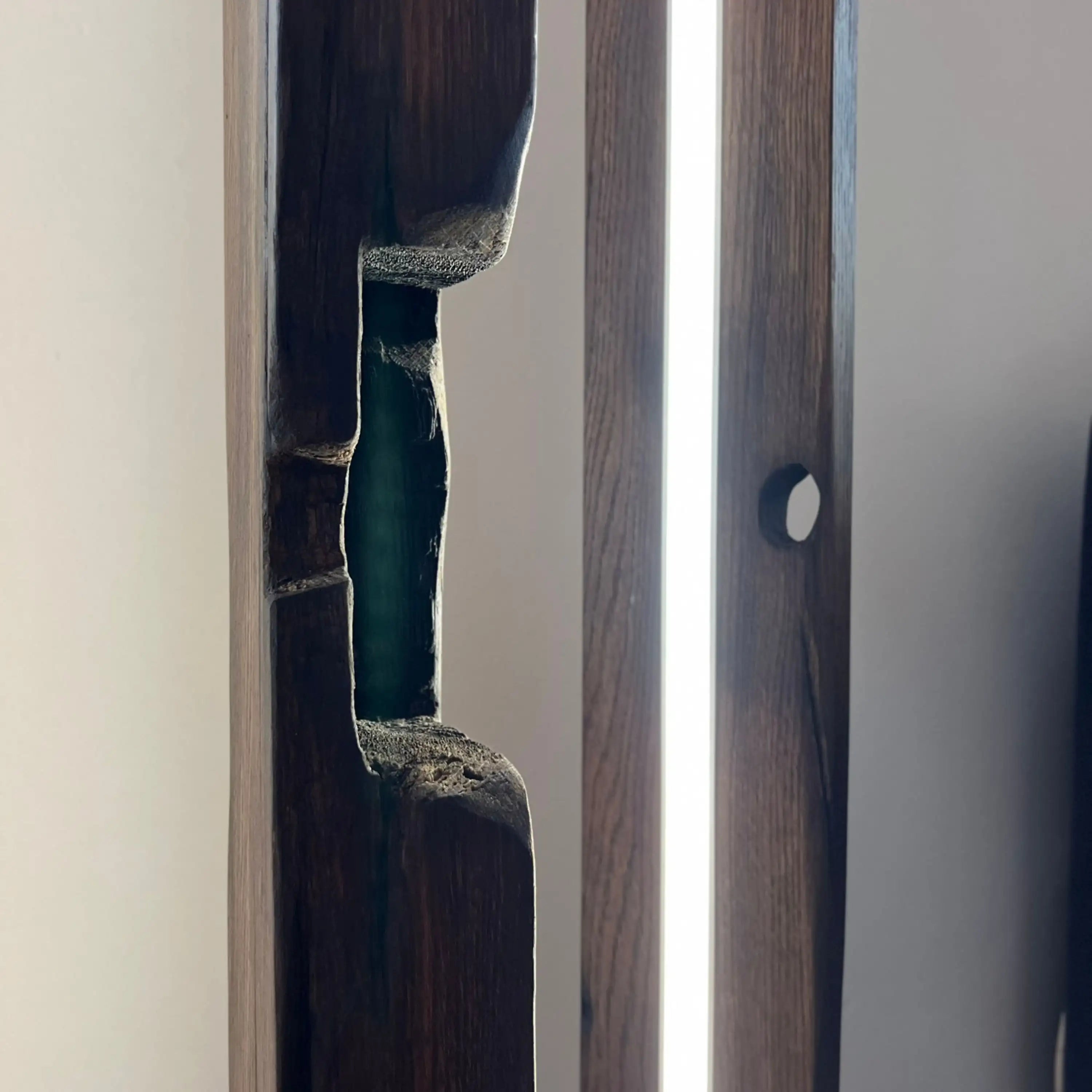 Naturverbundene Beleuchtung: Unsere Balkenlampe aus altem Holz.