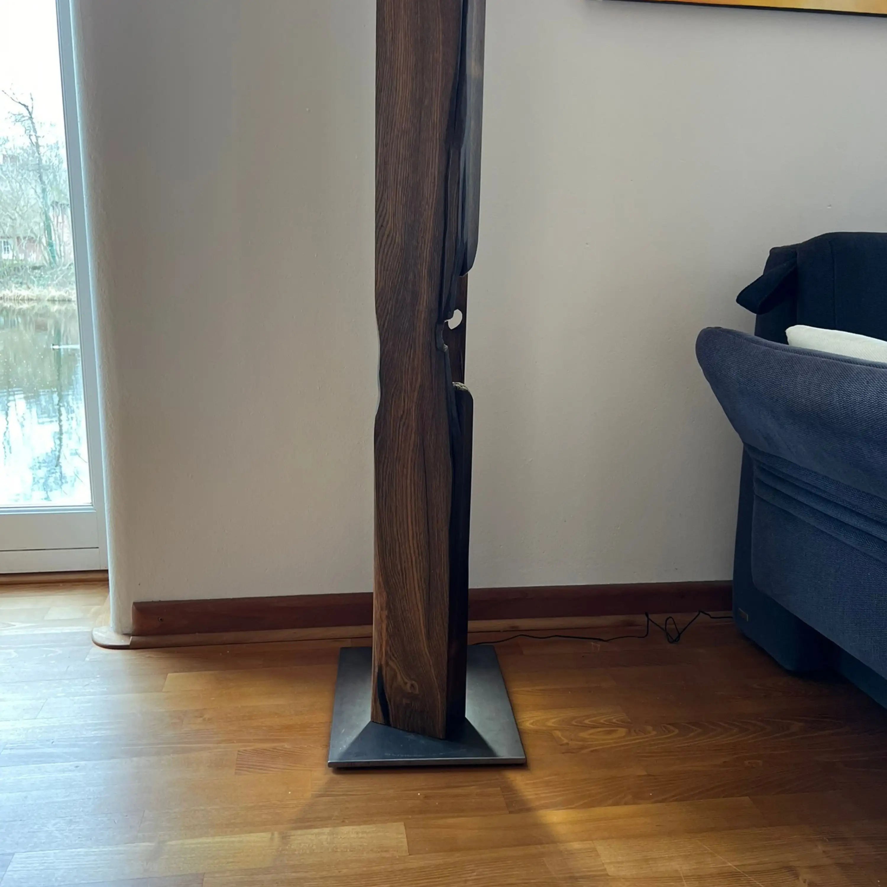 Die Schönheit des Vergangenen: Unsere rustikale Balkenlampe aus recyceltem Holz.