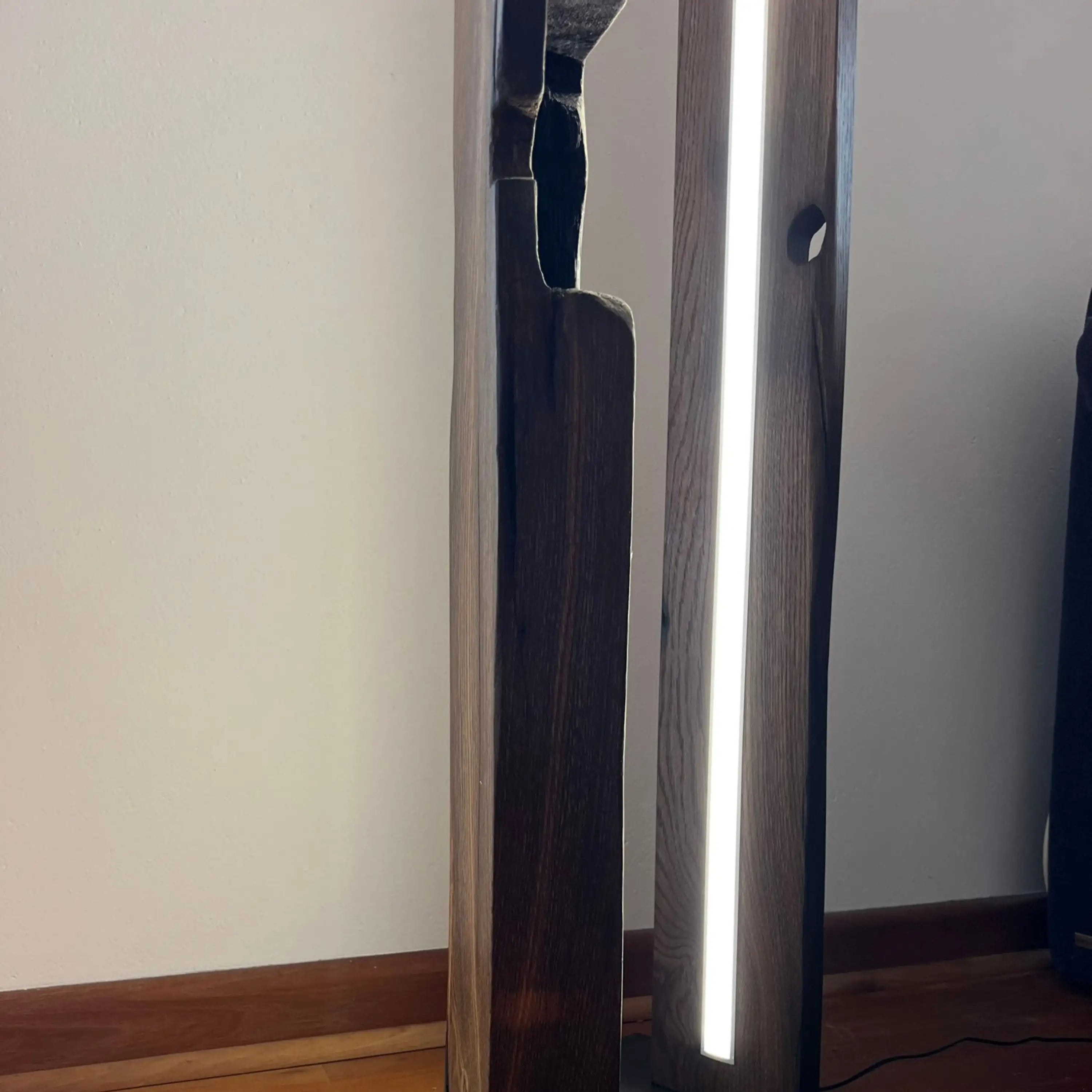 Eine Hommage an die Vergangenheit: Unsere Altholz Balkenlampe.