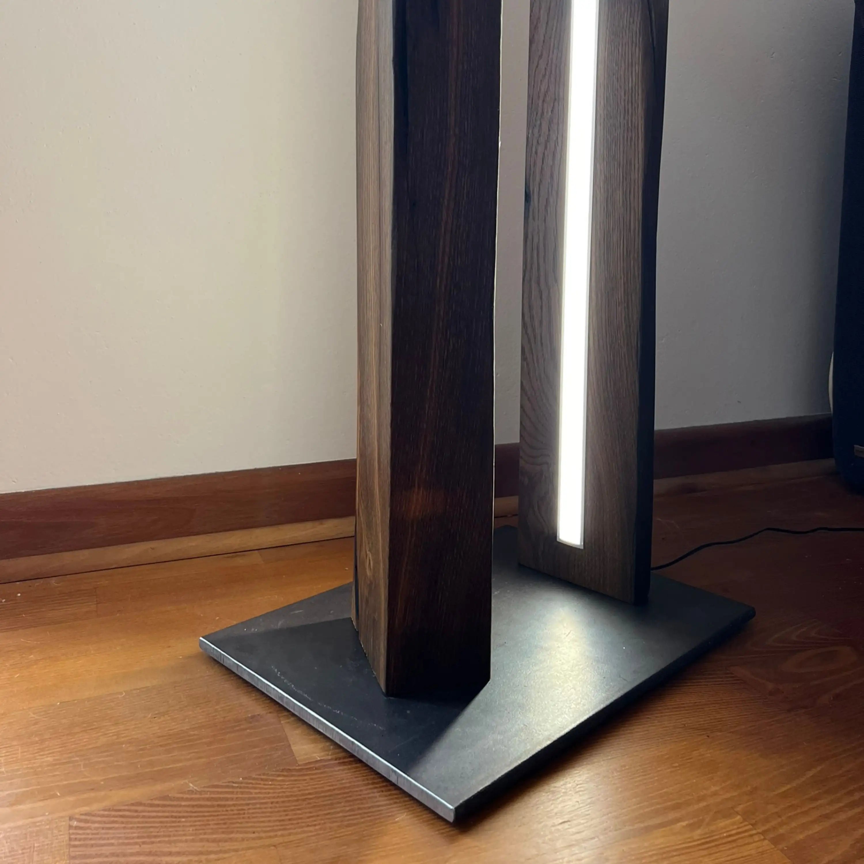 Echte Handwerkskunst: Unsere Balkenlampe aus recyceltem Altholz.