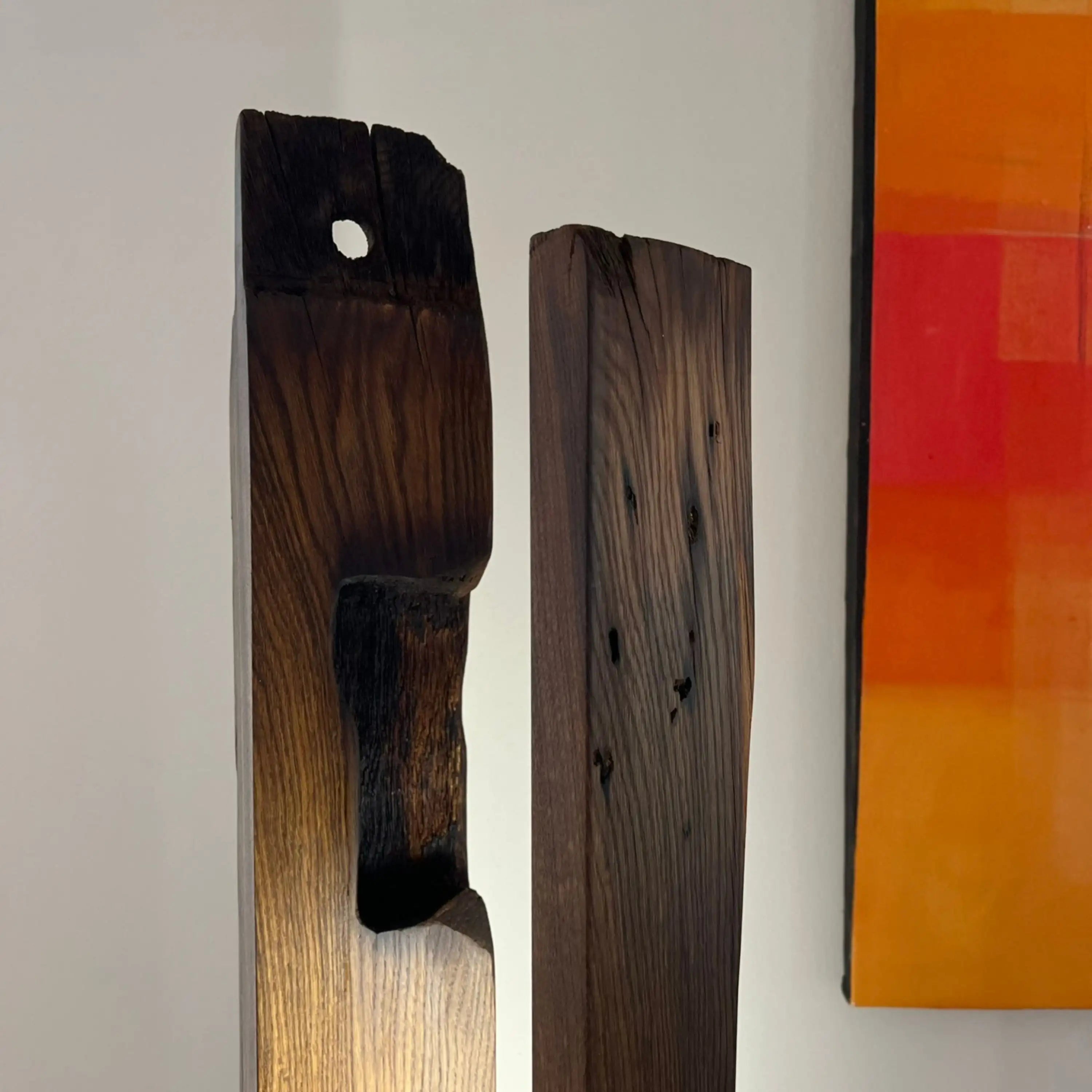 Nachhaltige Schönheit: Unsere rustikale Balkenlampe aus wiederverwendetem Holz.