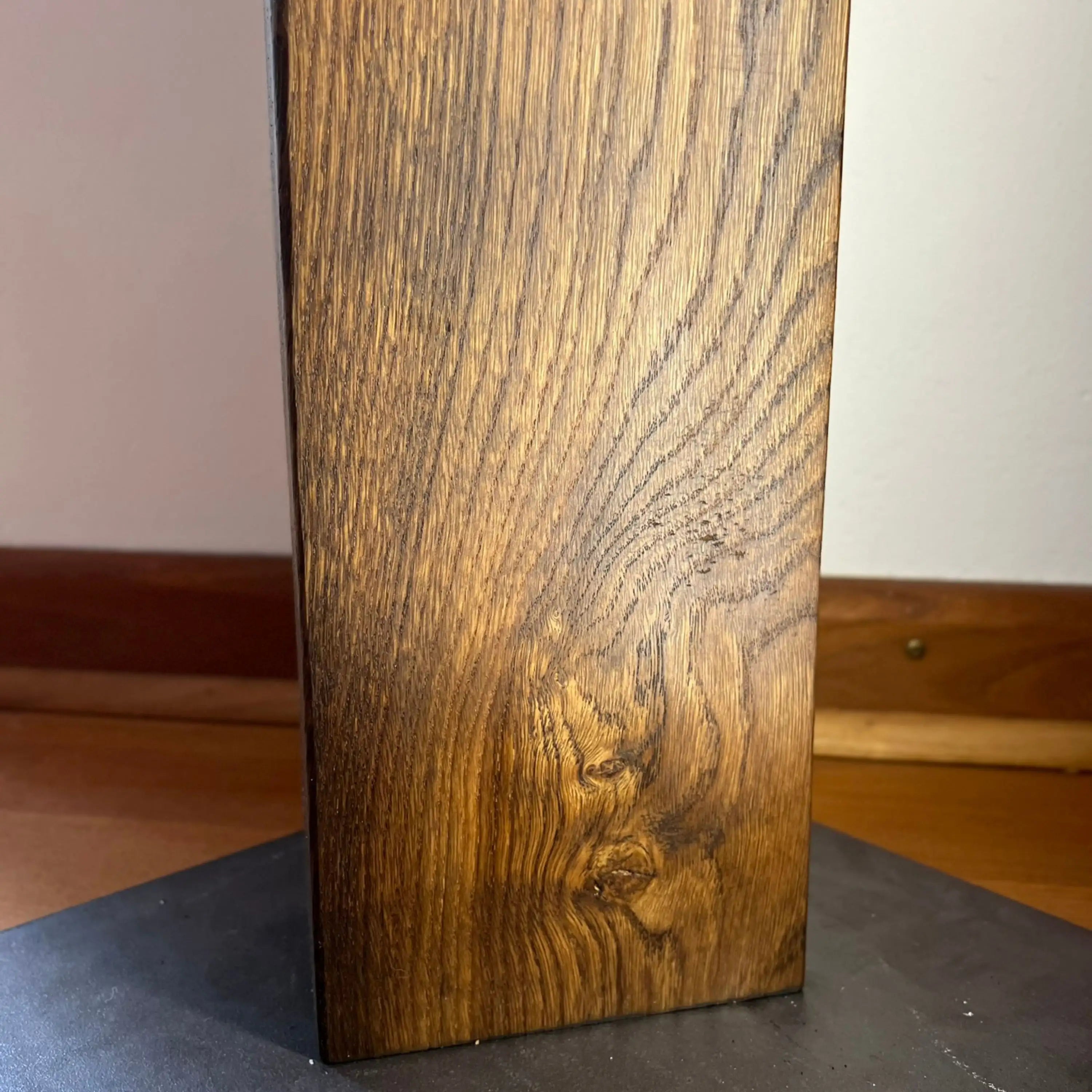 Nachhaltige Schönheit: Unsere rustikale Balkenlampe aus wiederverwendetem Holz.