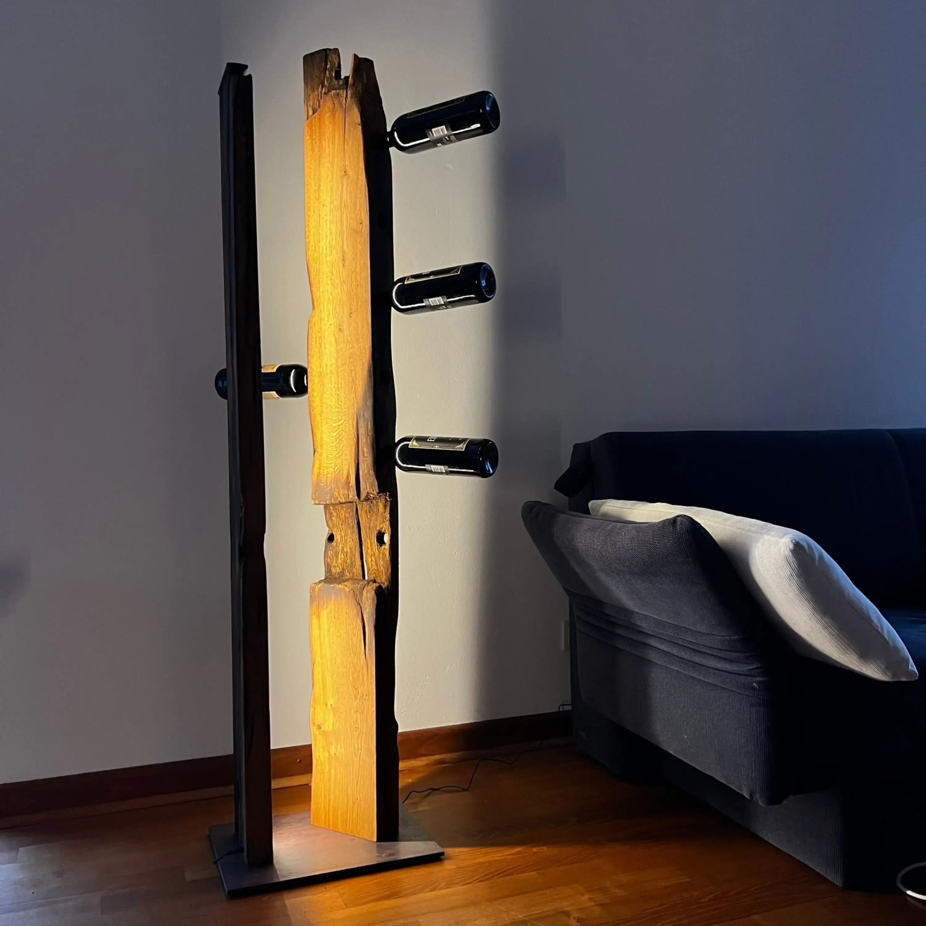 Authentische Atmosphäre: Unsere rustikale Balkenlampe aus recyceltem Holz.