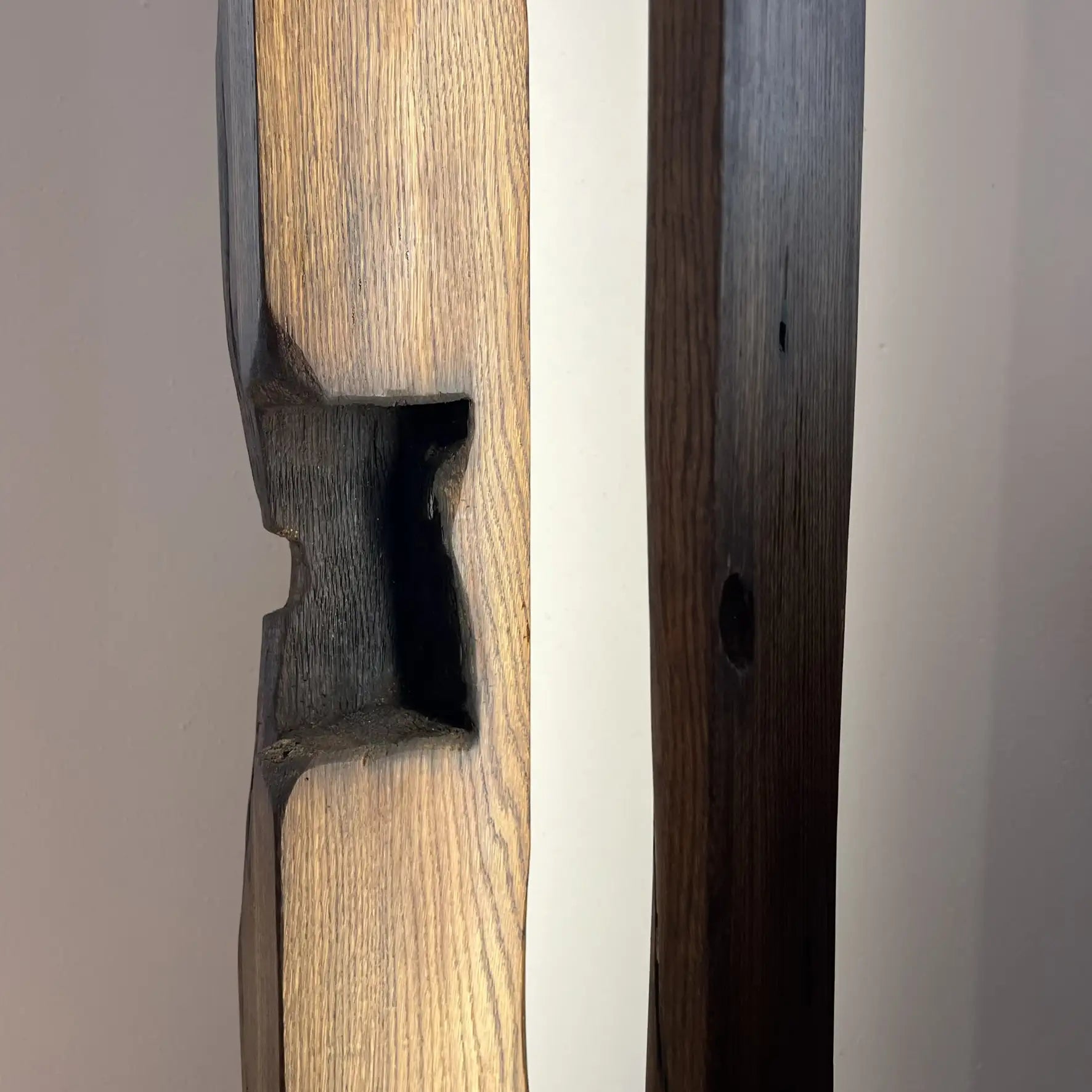 Erleuchten Sie Ihr Zuhause mit rustikalem Charme - unsere Altholz Balkenlampe.