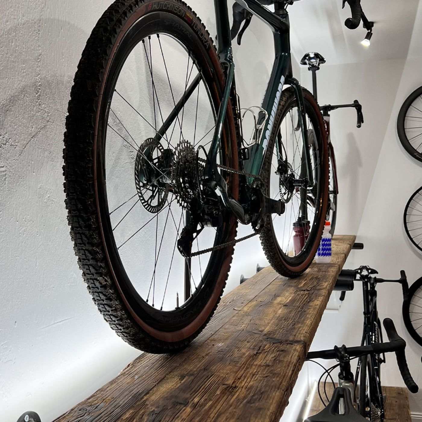 Nachhaltig und stilvoll: Unser Fahrradständer aus hochwertigem Altholz/Massivholz ist nicht nur funktional, sondern auch eine ästhetische Bereicherung. Handgefertigt und umweltfreundlich, bietet er eine ideale Verbindung von Natur und Zweckmäßigkeit für Ihr Fahrrad