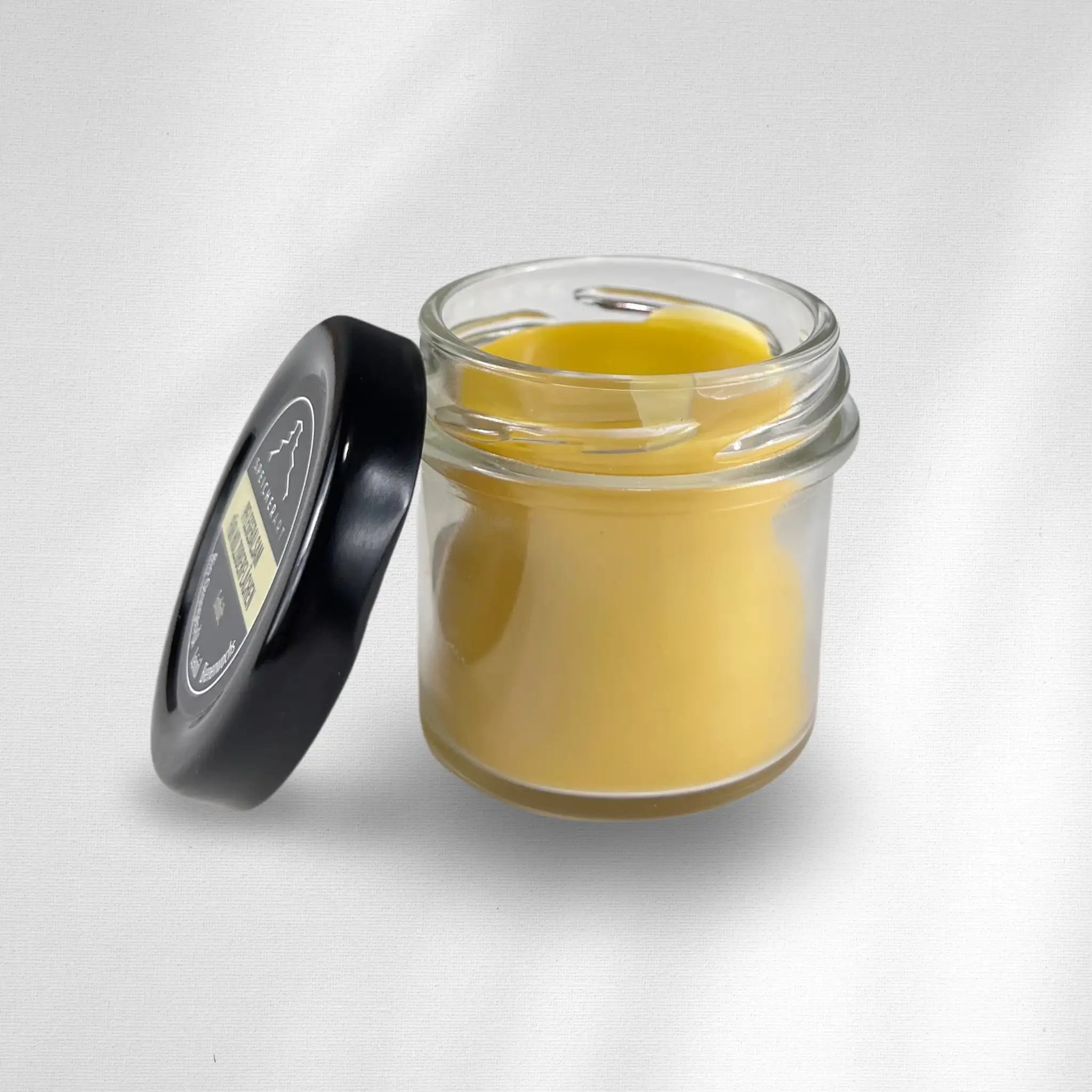 Holzwachs, Holzpflegemittel aus Leinöl und Bienenwachs - Ameno vor weißem Hintergrund