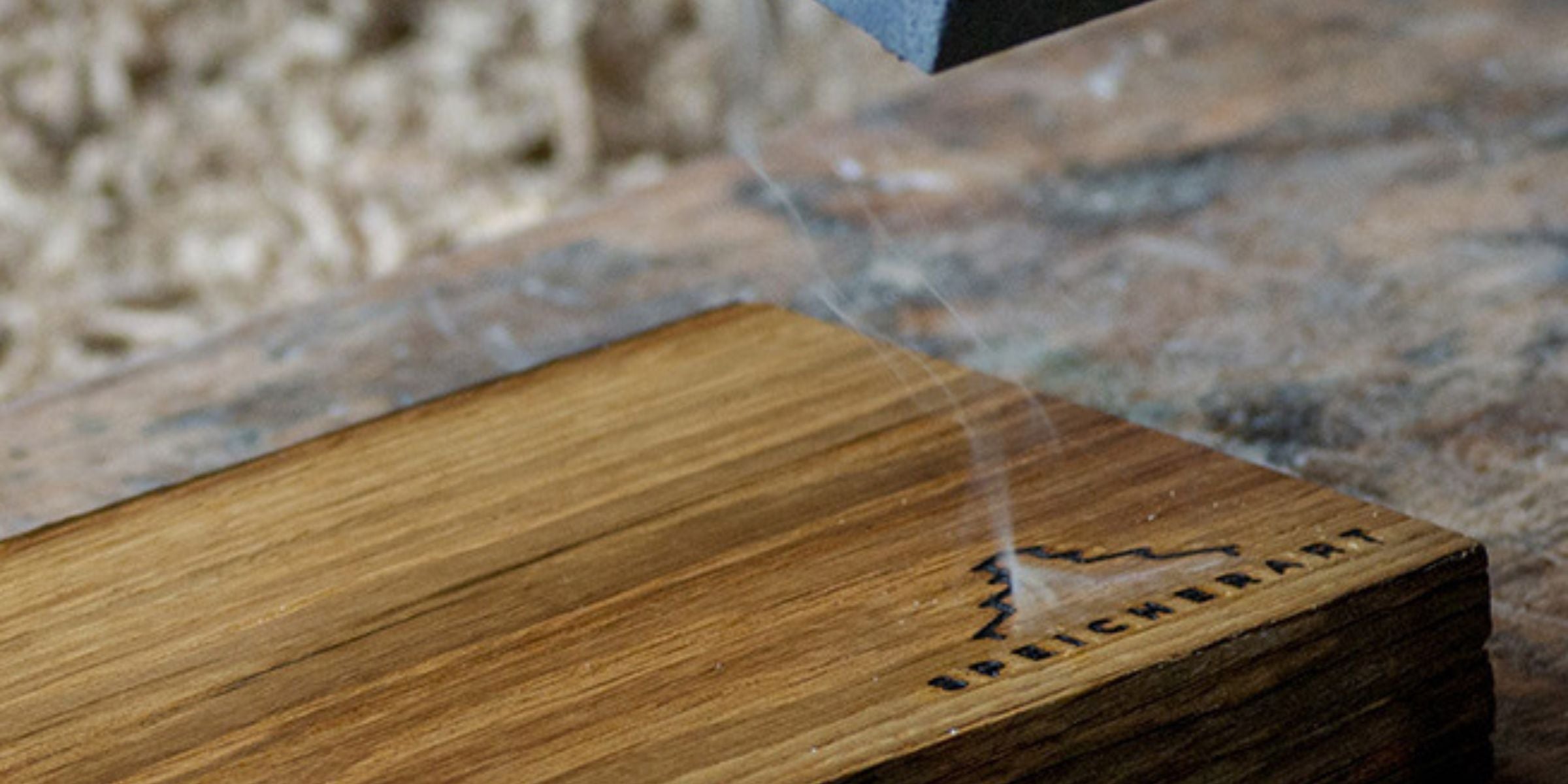 Einzigartige Identität: Unser Firmenlogo auf einem handgefertigten Massivholzstück.