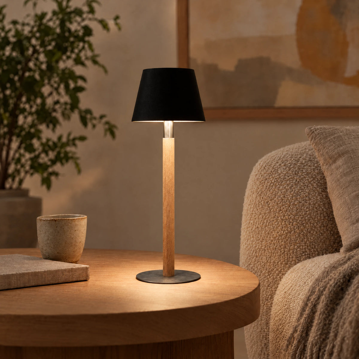 Nala rechargeable table lamp in oak with raw steel base and black shade #Holzart_Variante