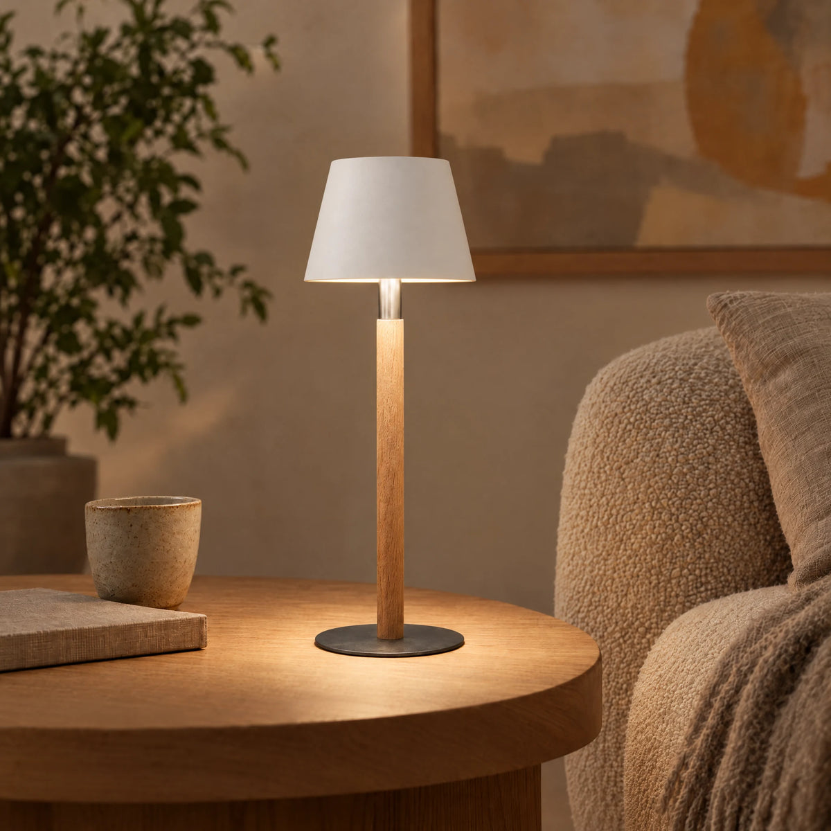 Nala rechargeable table lamp in oak with raw steel base and white shade #Holzart_Variante