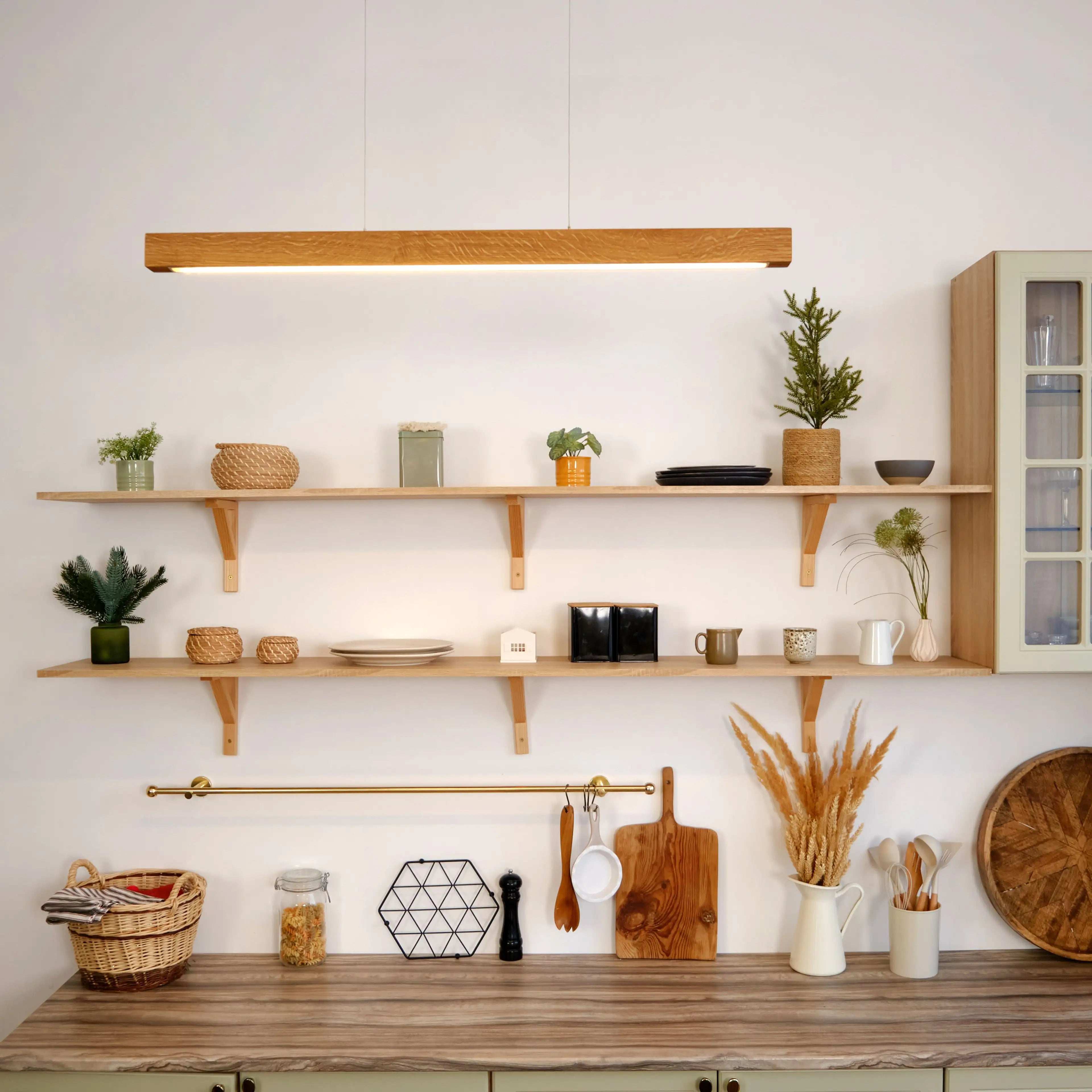 Moderne Holz-Hängeleuchte mit dezenter Befestigung – perfekt für ein natürliches Wohnambiente