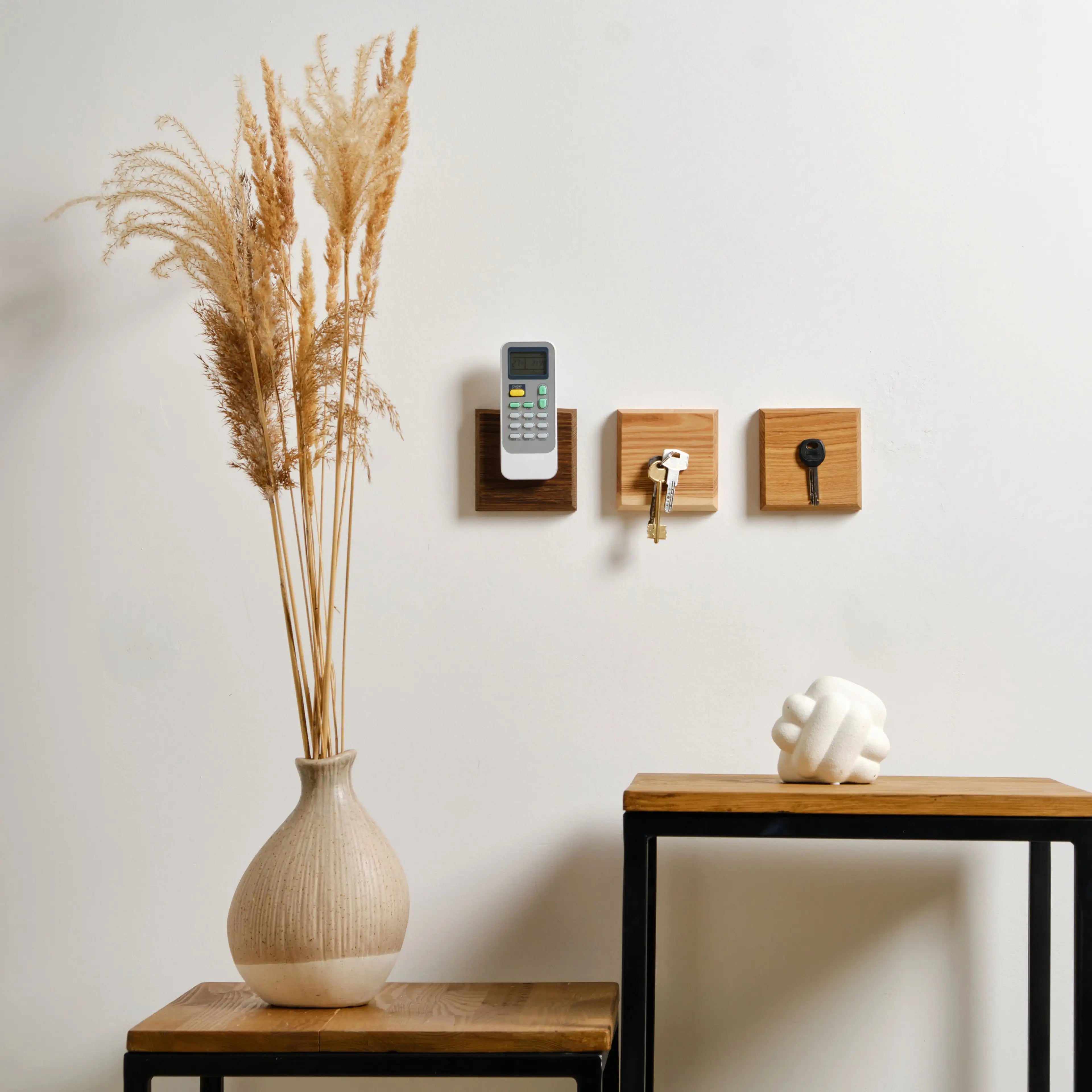 Naturbelassener Schlüsselhalter aus Massivholz mit starker Magnetkraft – ideal für Flur oder Büro