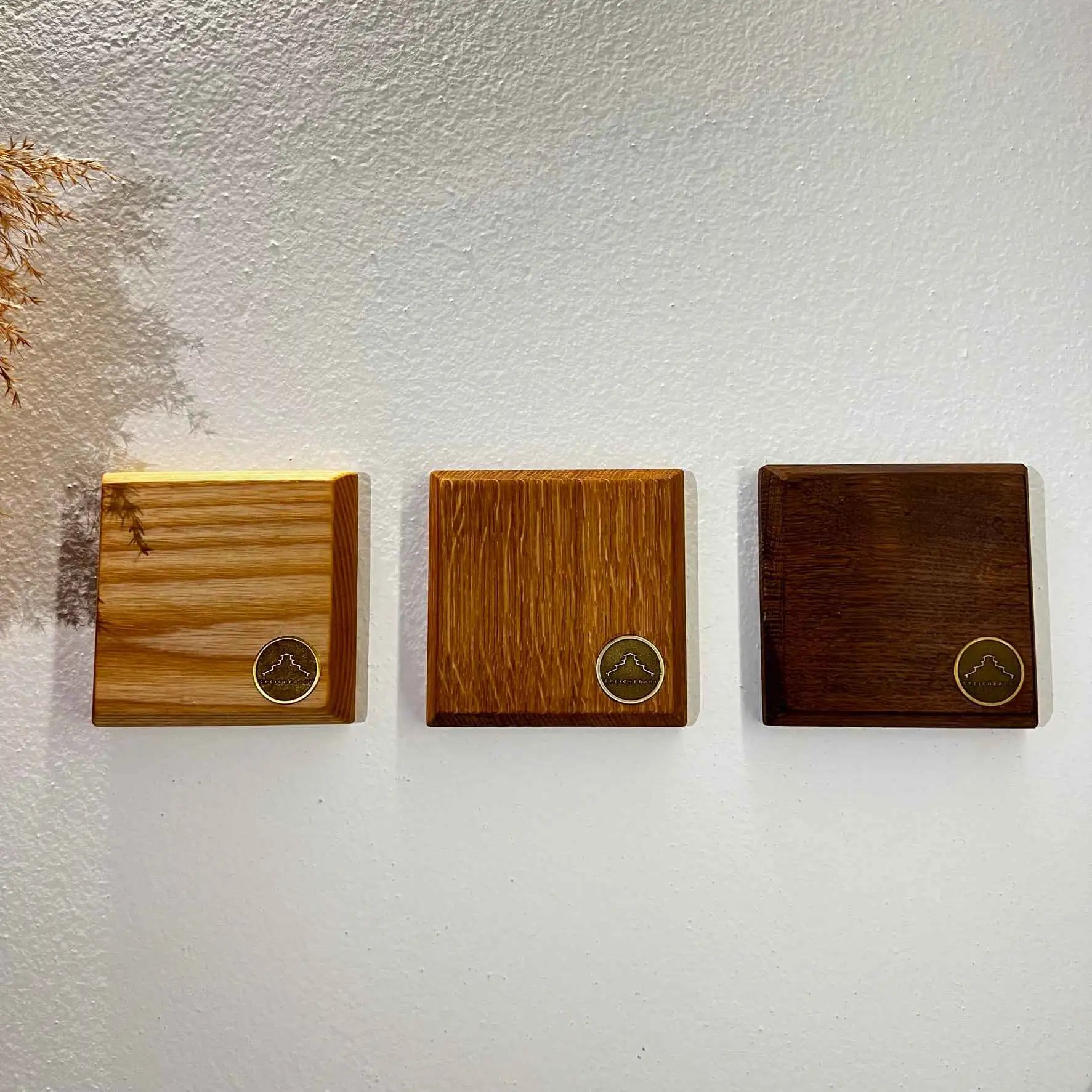 Schlüsselhalter aus Holz: Robustes Massivholz für eine nachhaltige und ansprechende Schlüsselorganisation.