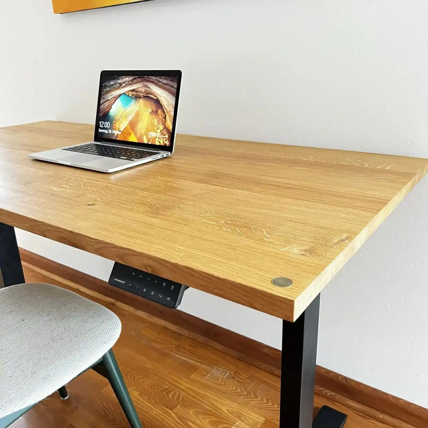 Schreibtisch aus Massivholz, gefertigt in Handarbeit aus nachhaltiger Eiche 