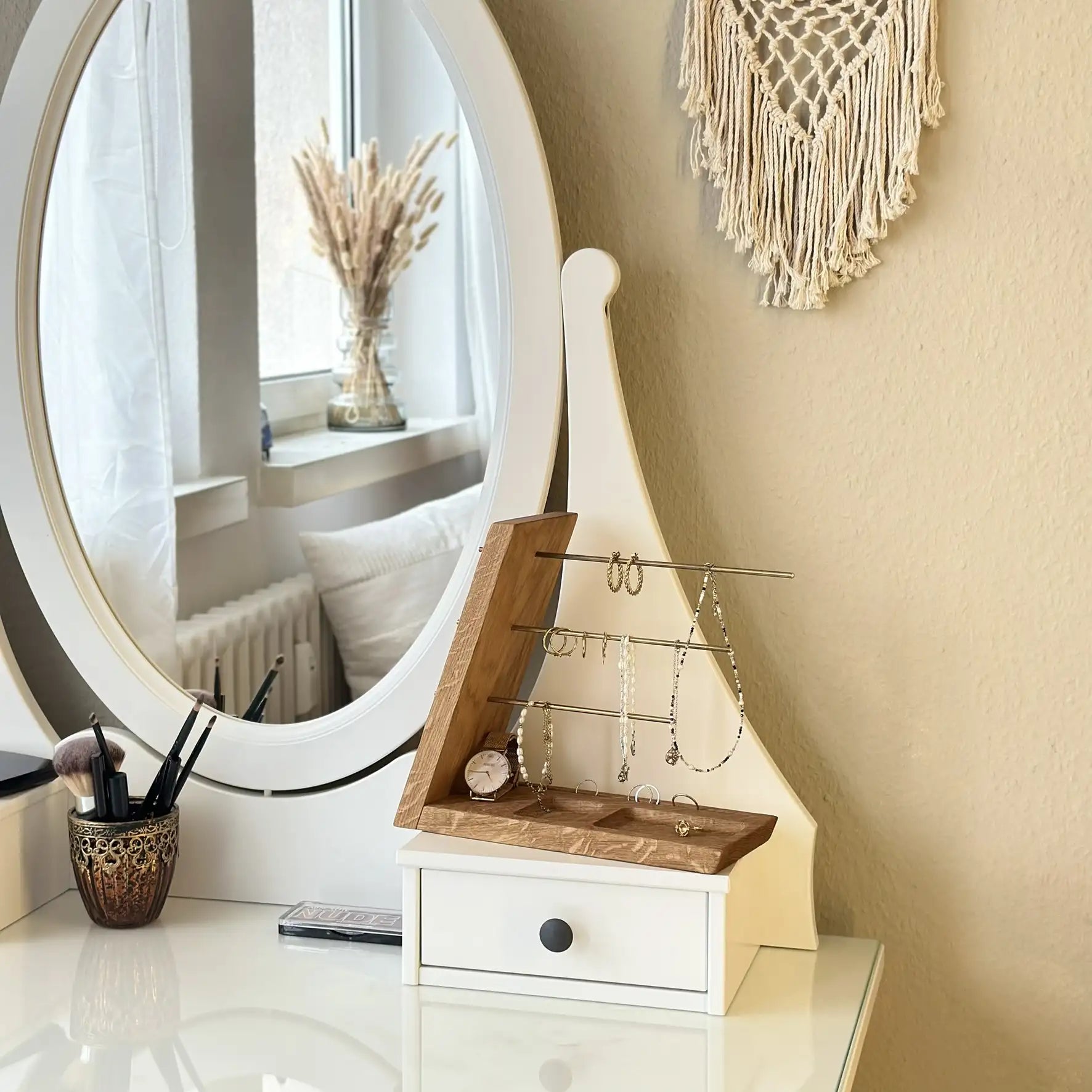 Schmuckständer in Benutzung