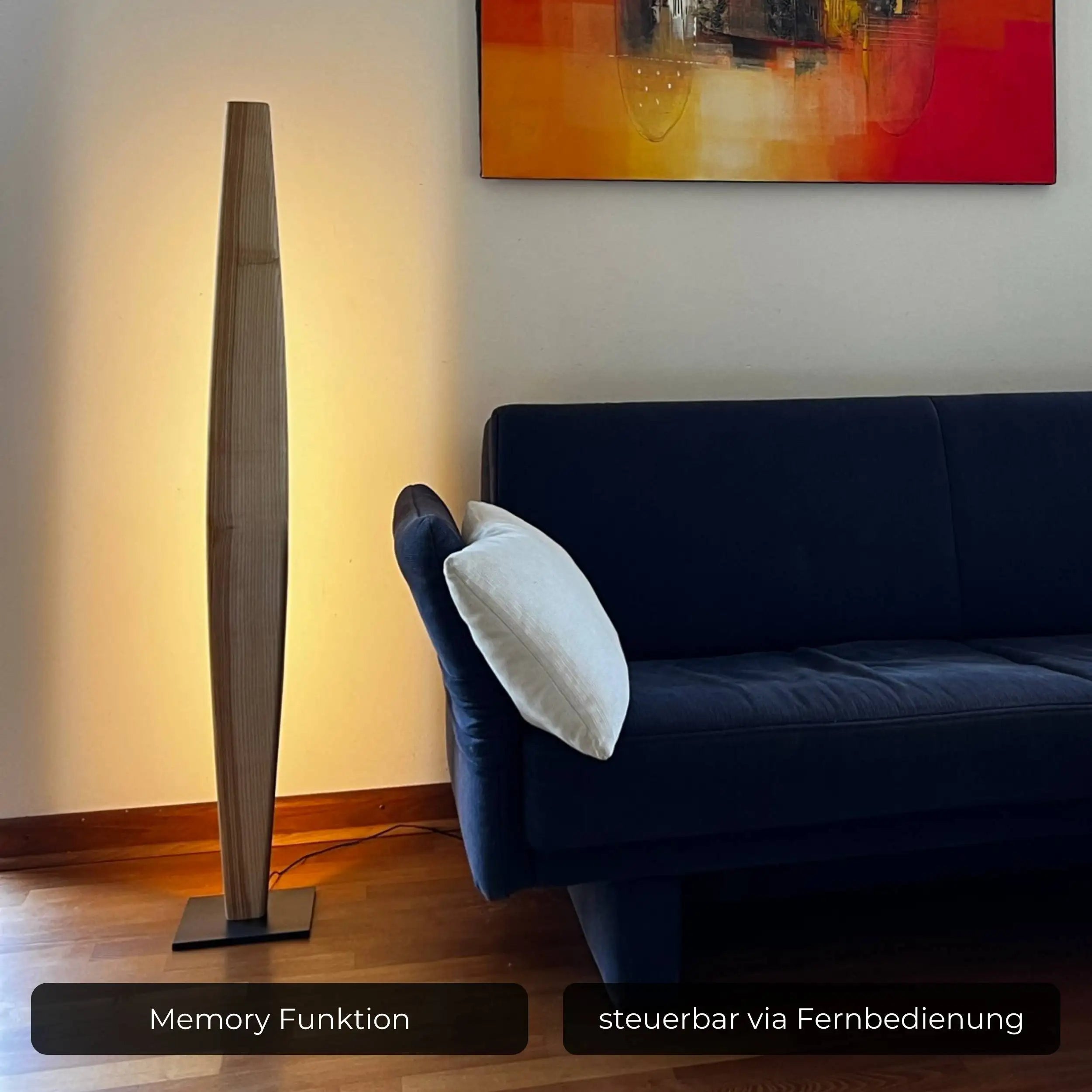 Schlichte Stehlampe aus dunklem Eichenholz mit edler Oberfläche.