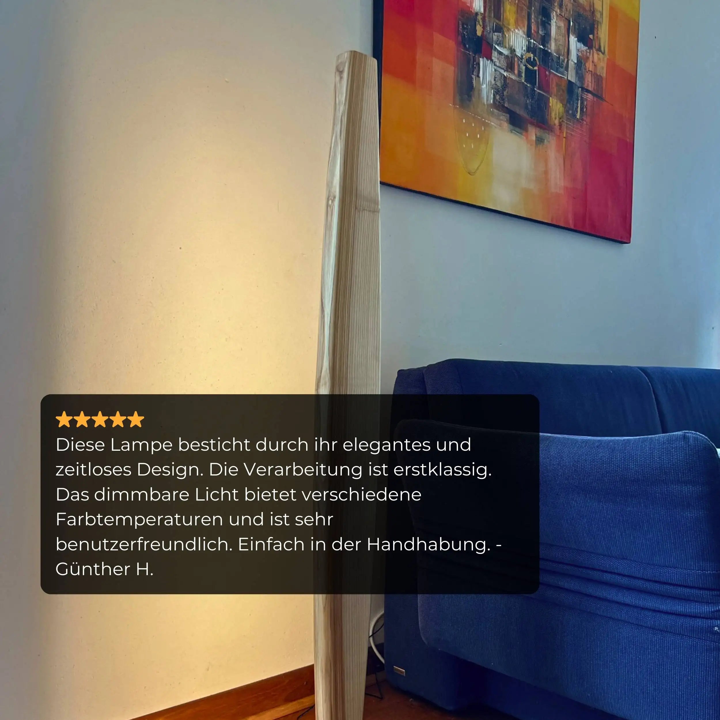 Eichenholz-Stehlampe mit naturbelassener Oberfläche und schlichtem Lampenschirm.