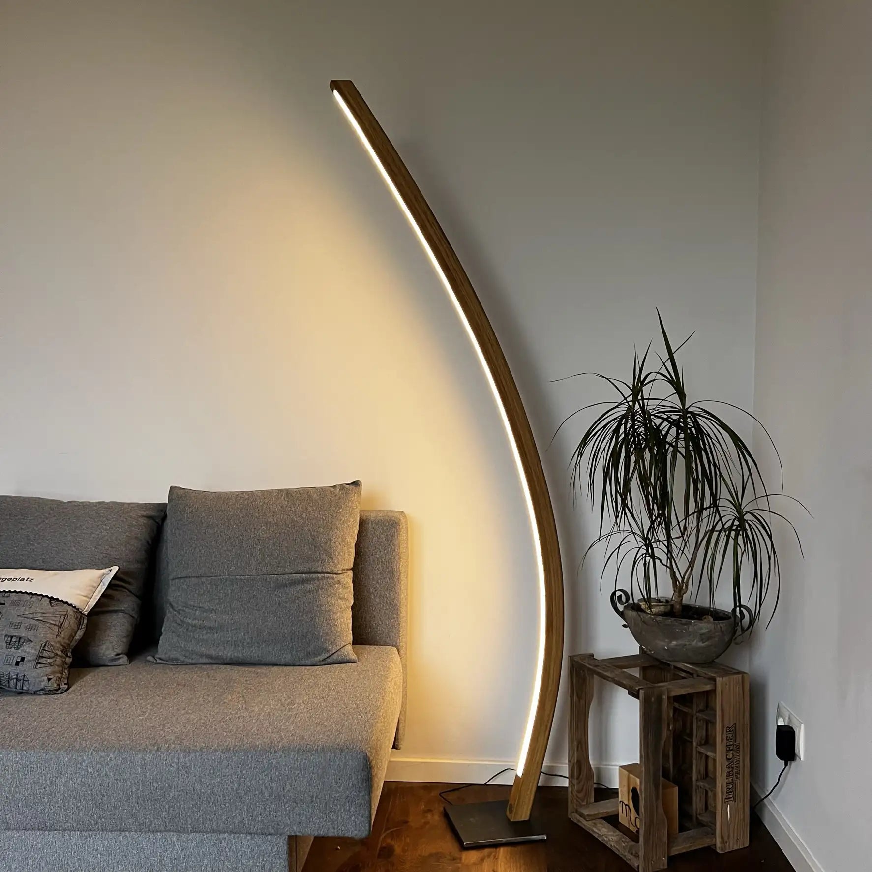 Zeitlose Stehlampe aus Eichenholz mit einem klassischen, weißen Schirm.