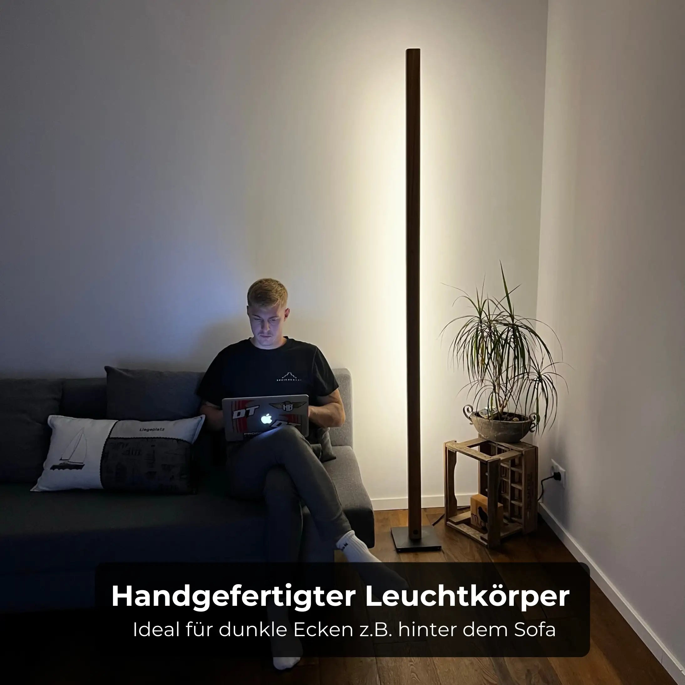 Elegante Stehlampe aus Eichenholz mit einem klassischen, cremefarbenen Schirm.