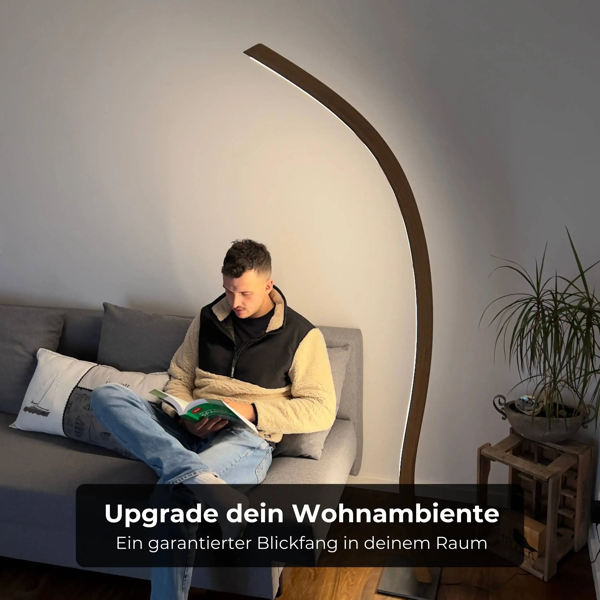 Rustikale Stehlampe aus massiver Eiche mit handwerklichem Flair.