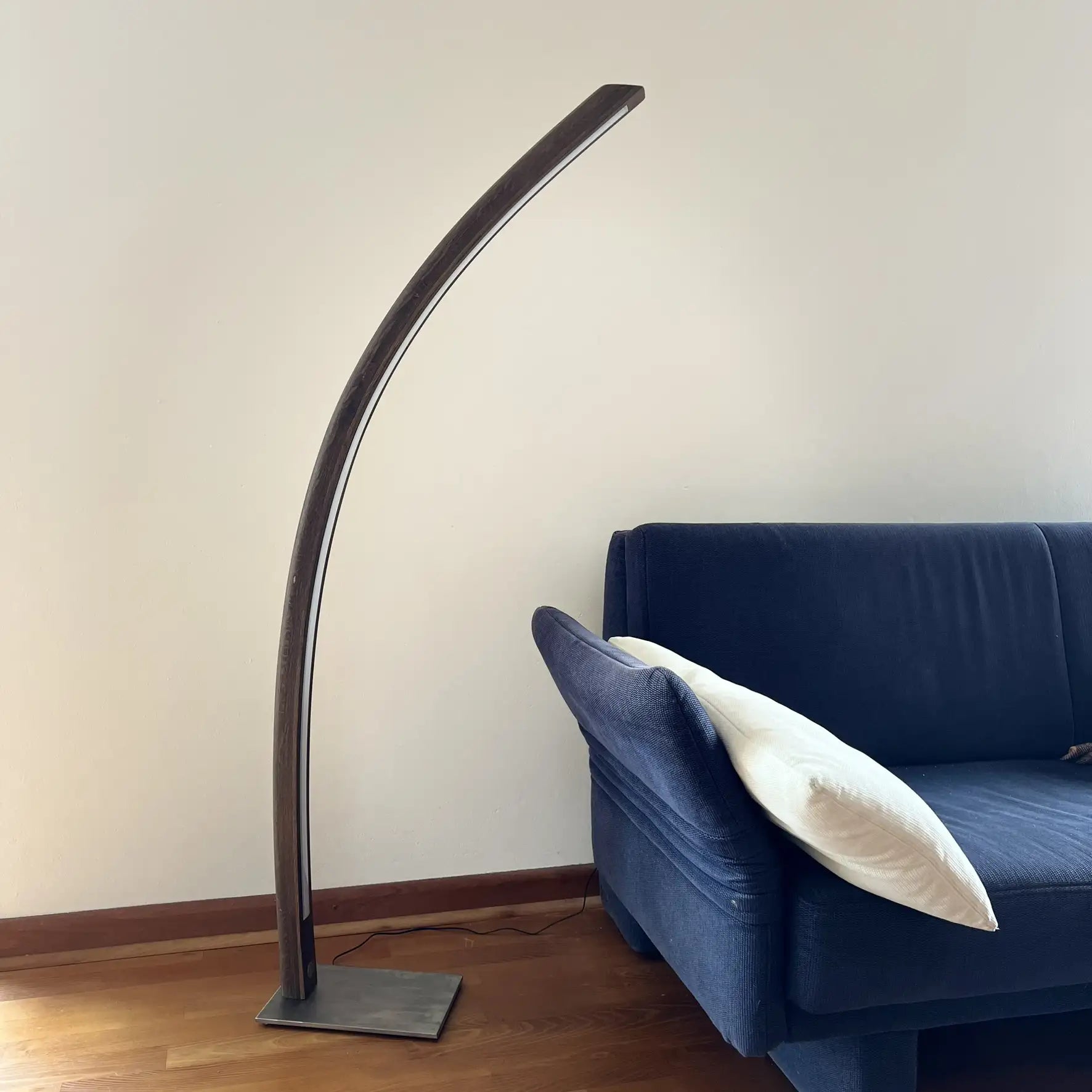 Stehlampe aus naturbelassenem Eichenholz mit schlichtem, zeitlosem Design.