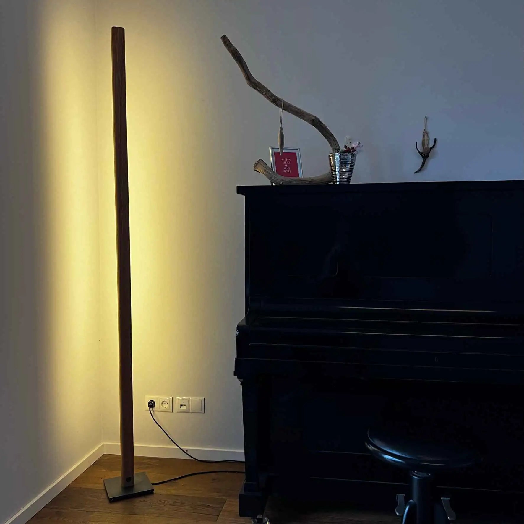 Verleihen Sie Ihrem Raum mit dieser Holz-Stehlampe eine rustikale Note.