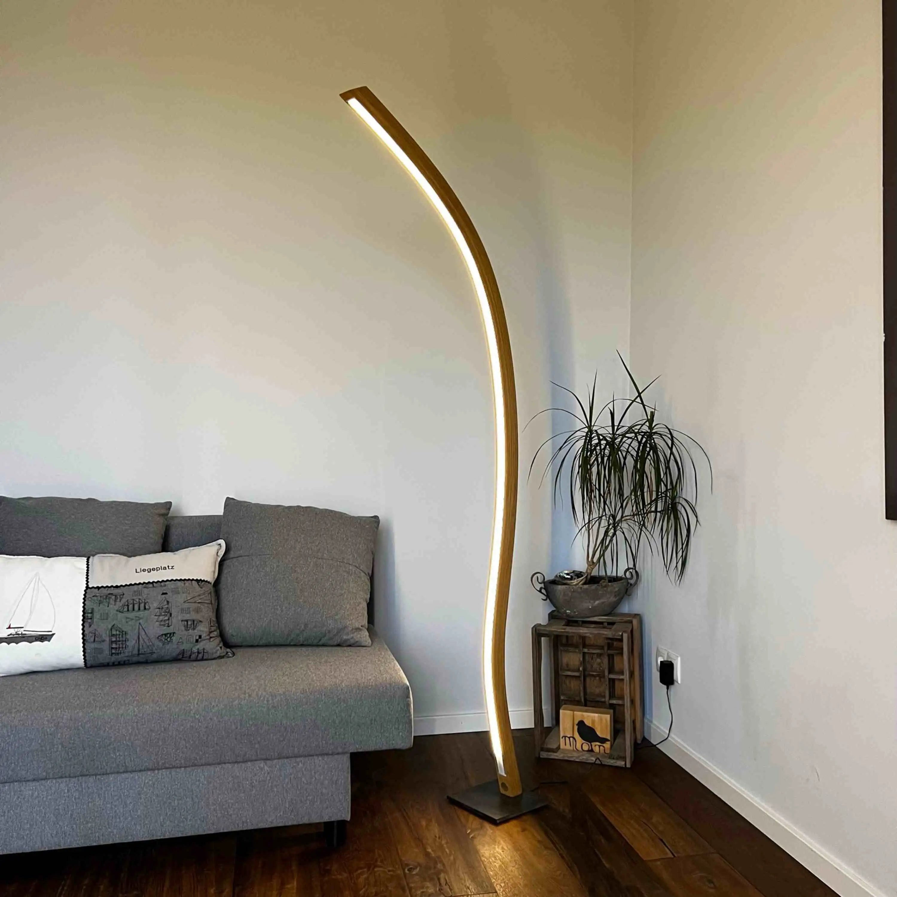 Erleben Sie die perfekte Kombination aus Funktionalität und Ästhetik mit dieser Stehlampe aus Holz, die mit dimmbaren LED-Lichtern und einem eleganten, doppelt geschwungenen Design ausgestattet ist.