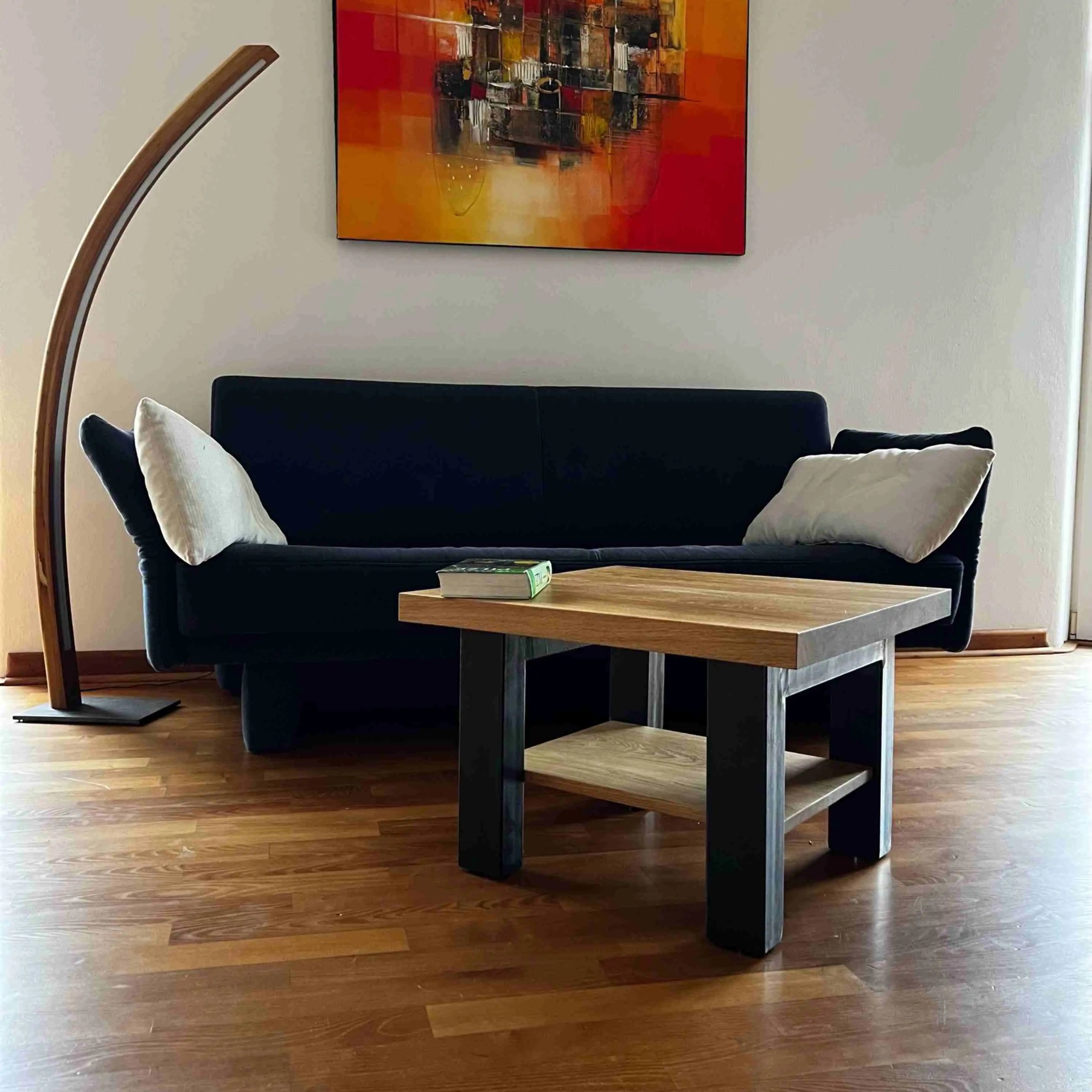 Genießen Sie die sanfte Beleuchtung und das rustikale Flair dieser Stehlampe aus robustem Holz.