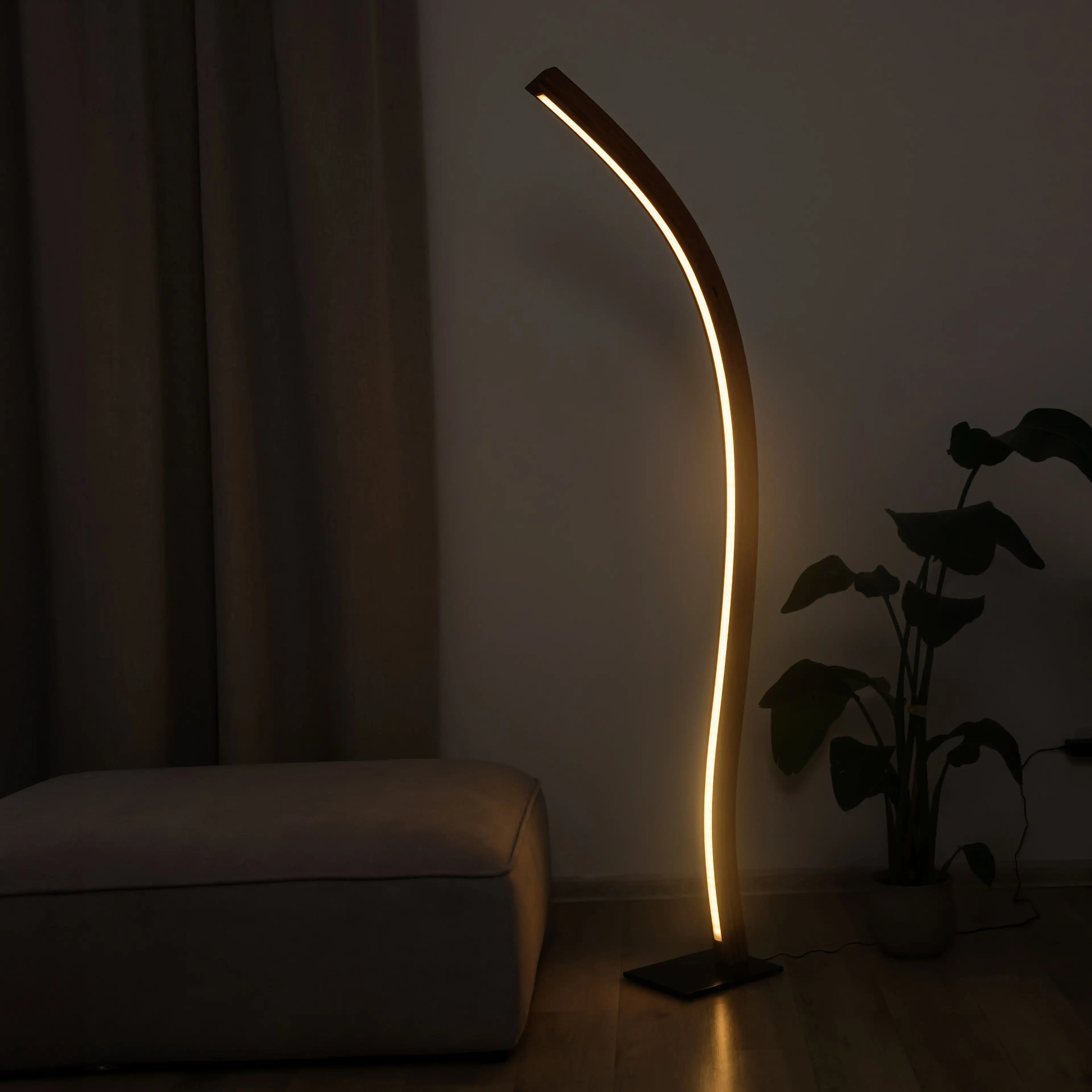 Robuste und elegante Stehlampe aus massivem Holz – perfekt für ein warmes Wohnambiente.