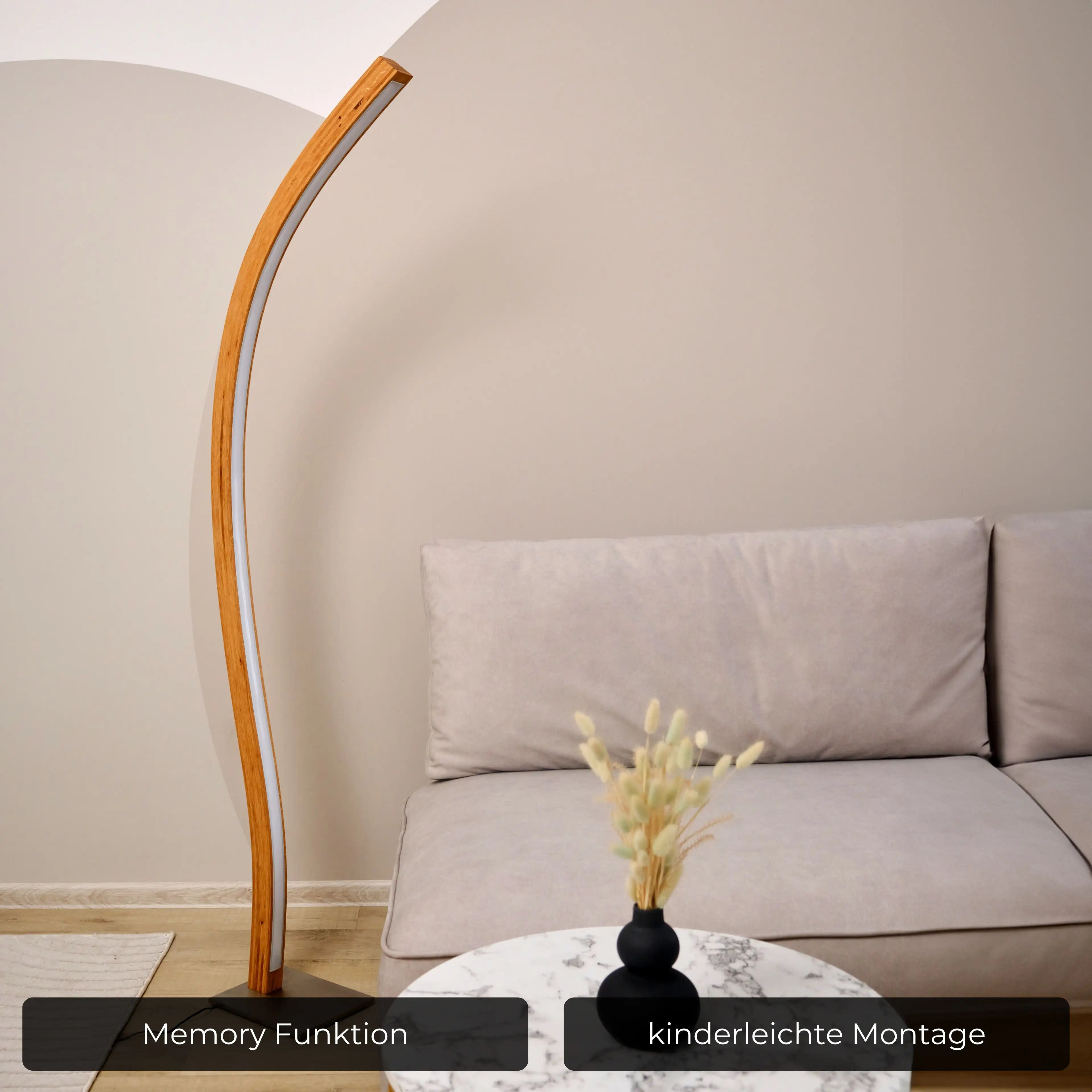 Stilvolle Holz-Stehlampe mit individuell einstellbarer Helligkeit.