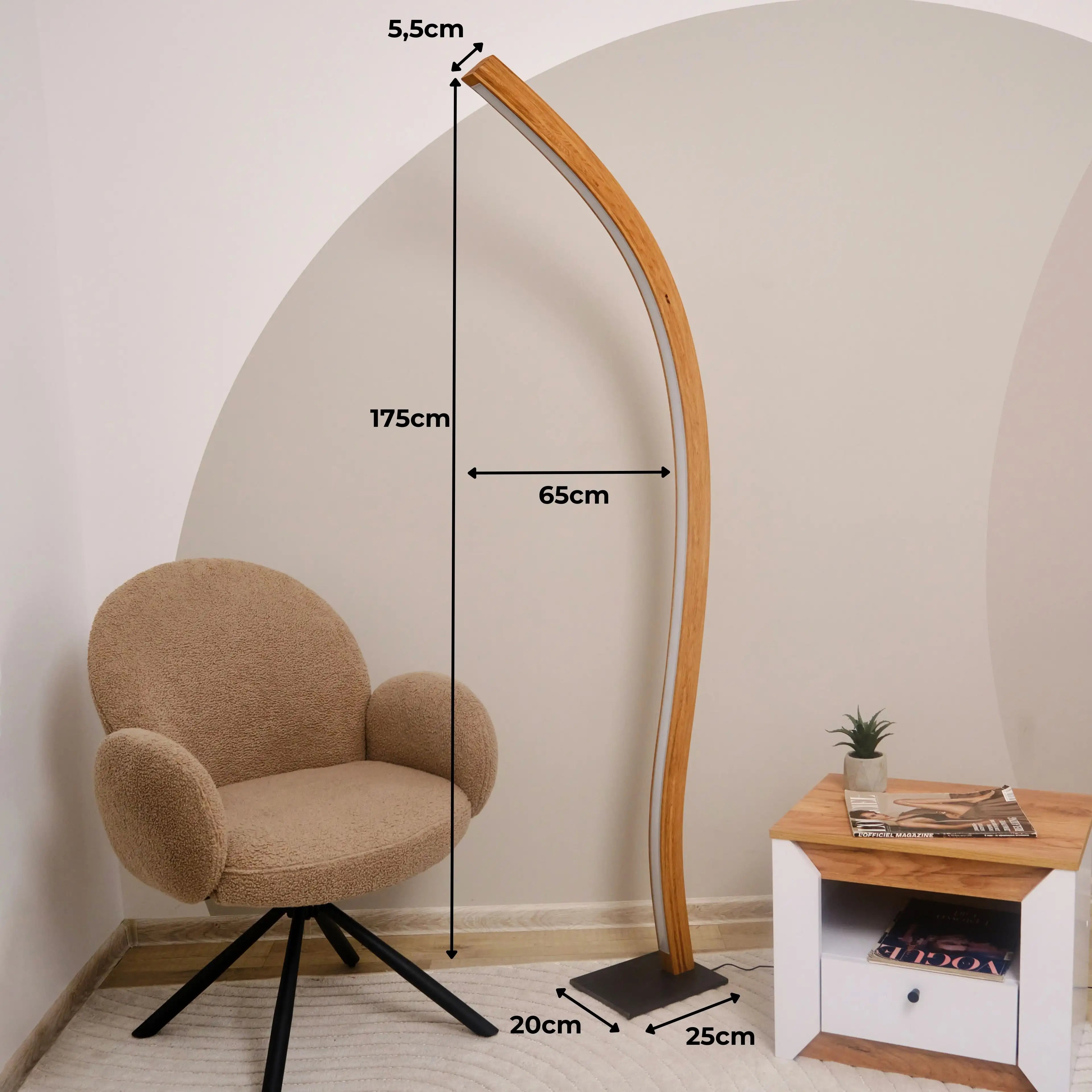 Luxuriöse Stehlampe aus feinem Holz – dimmbar für optimale Lichtstimmung.
