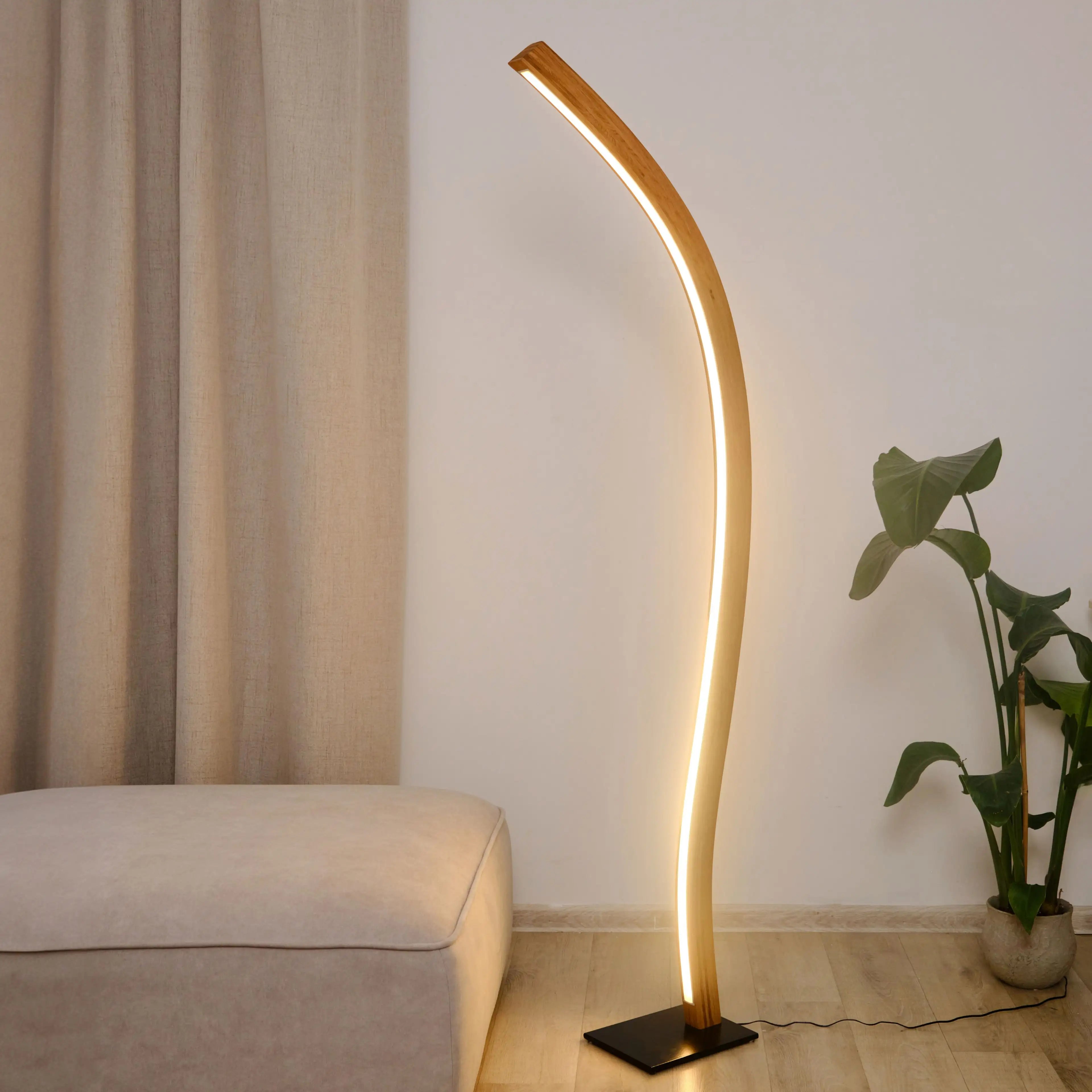 Massivholz-Lampe mit edler Verarbeitung und cleverer Dimmfunktion.