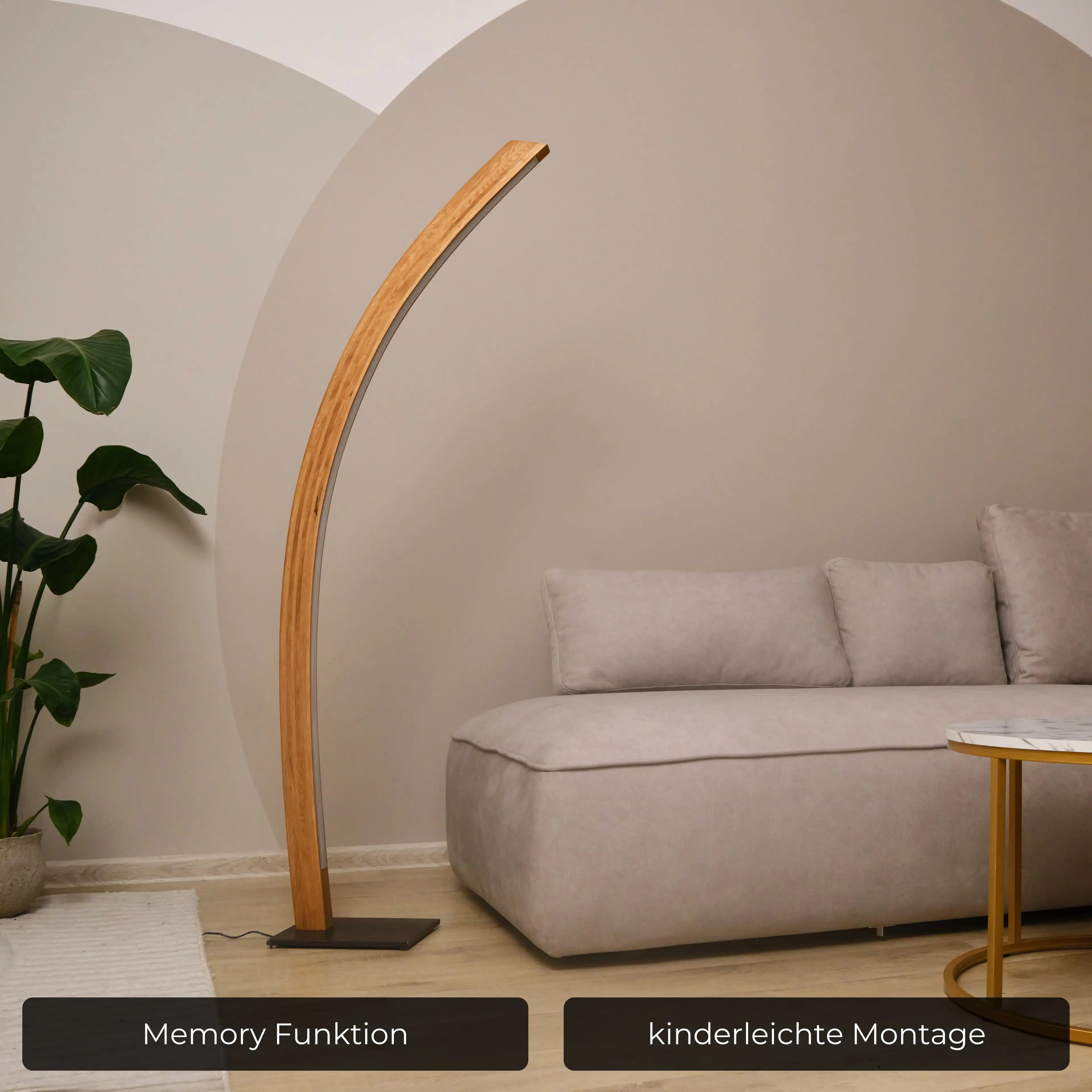 Naturbelassene Stehlampe aus echtem Massivholz – dimmbar für individuelle Lichtstimmungen.
