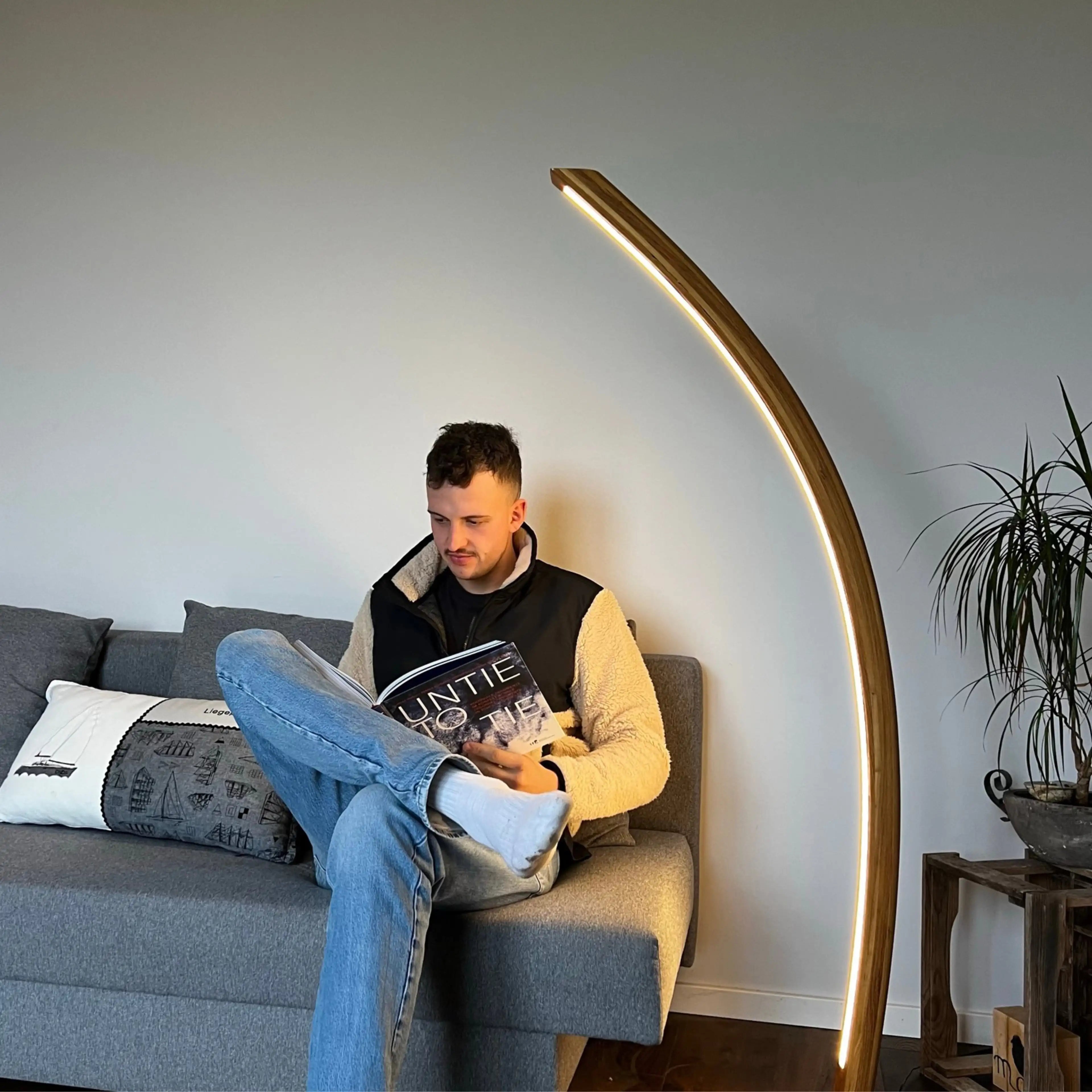 Edle Stehlampe aus nachhaltigem Holz, dimmbar und energiesparend.