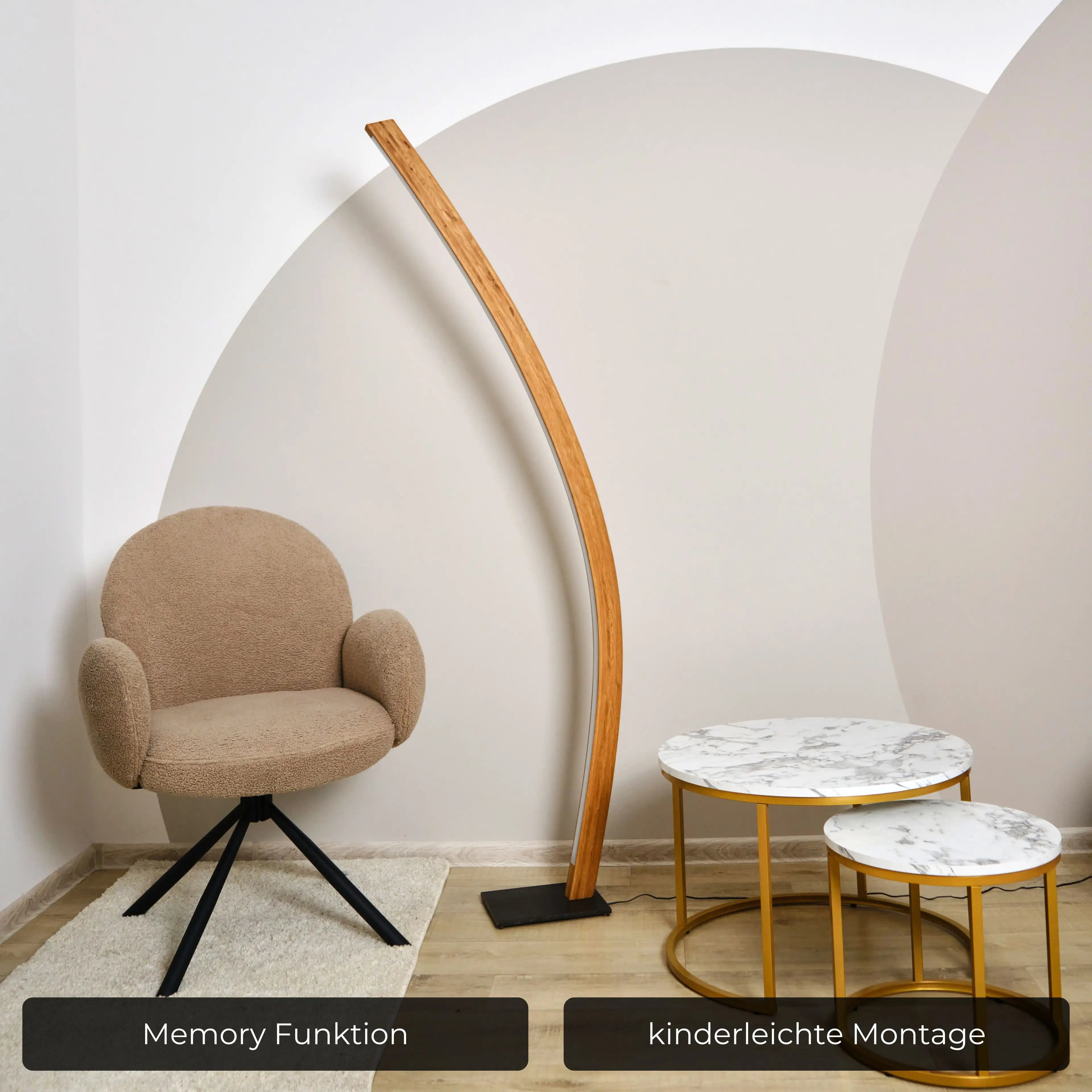 Rustikale Stehlampe aus Holz mit natürlicher Optik und dimmbarer Beleuchtung.