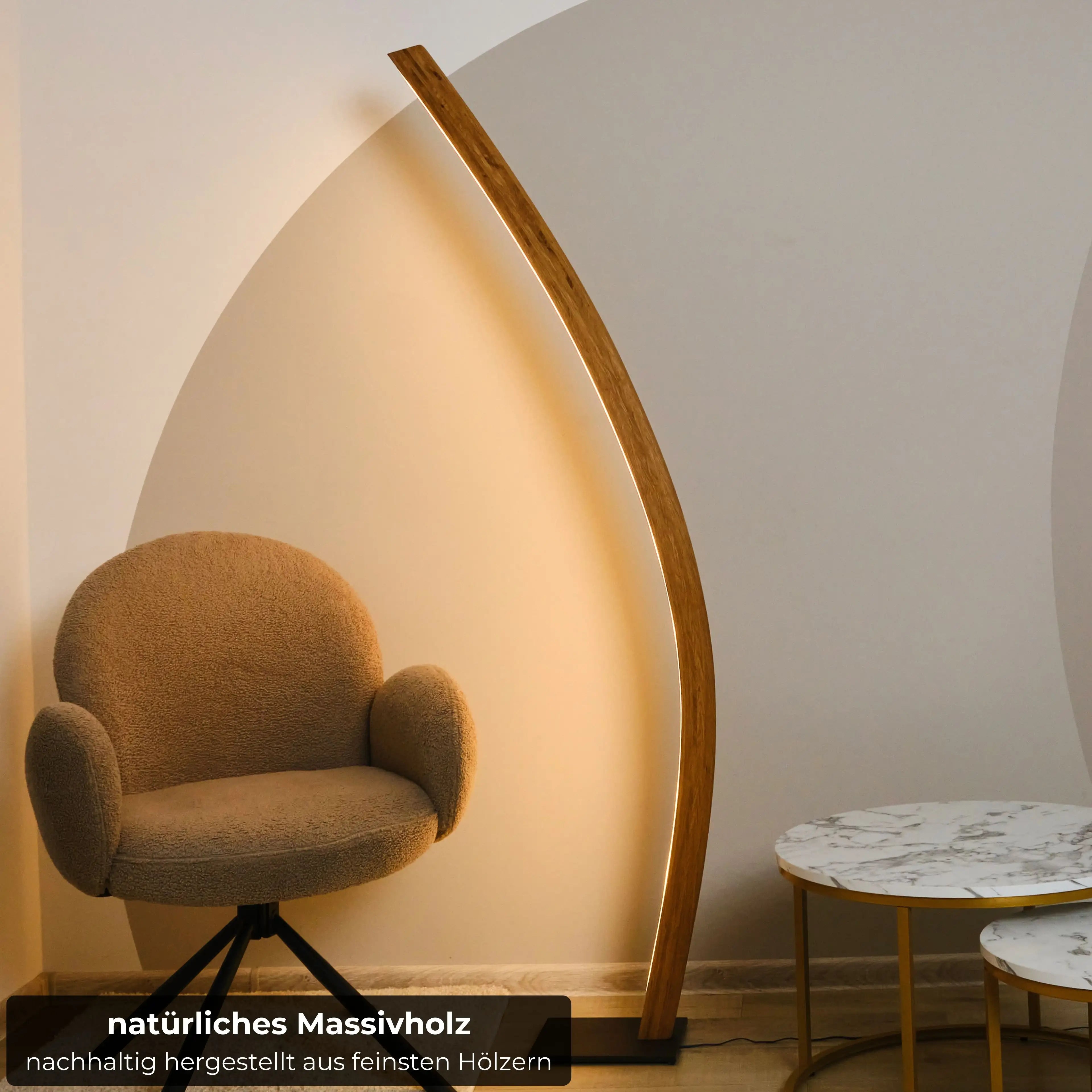 Natürliche Holzlampe mit warmem Licht – perfekt für Wohnzimmer und Schlafzimmer.