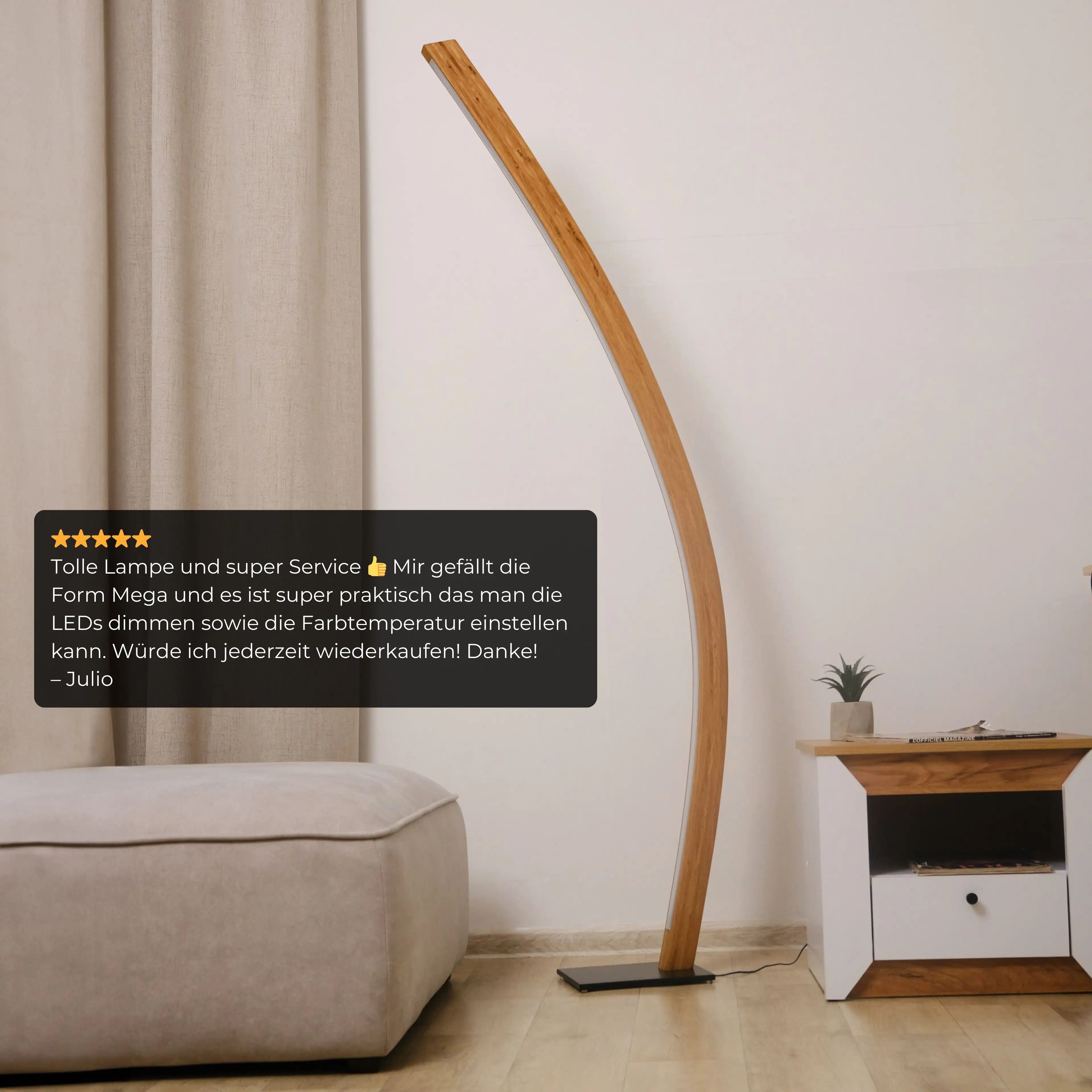 Minimalistische Stehlampe aus Holz mit klaren Linien und individuell einstellbarer Helligkeit.