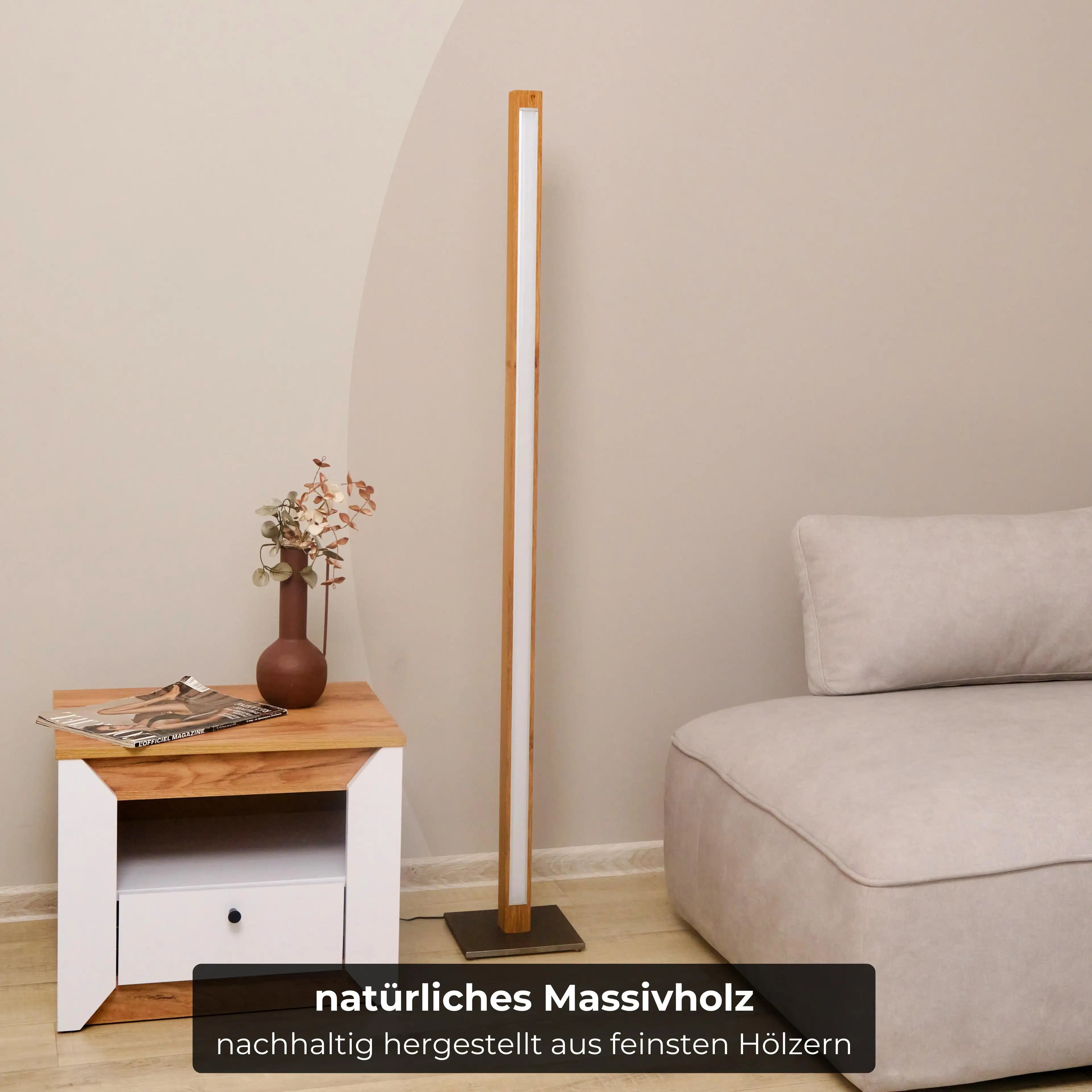 Minimalistische Stehlampe aus Massivholz, warmes LED-Licht per Fernbedienung dimmbar.