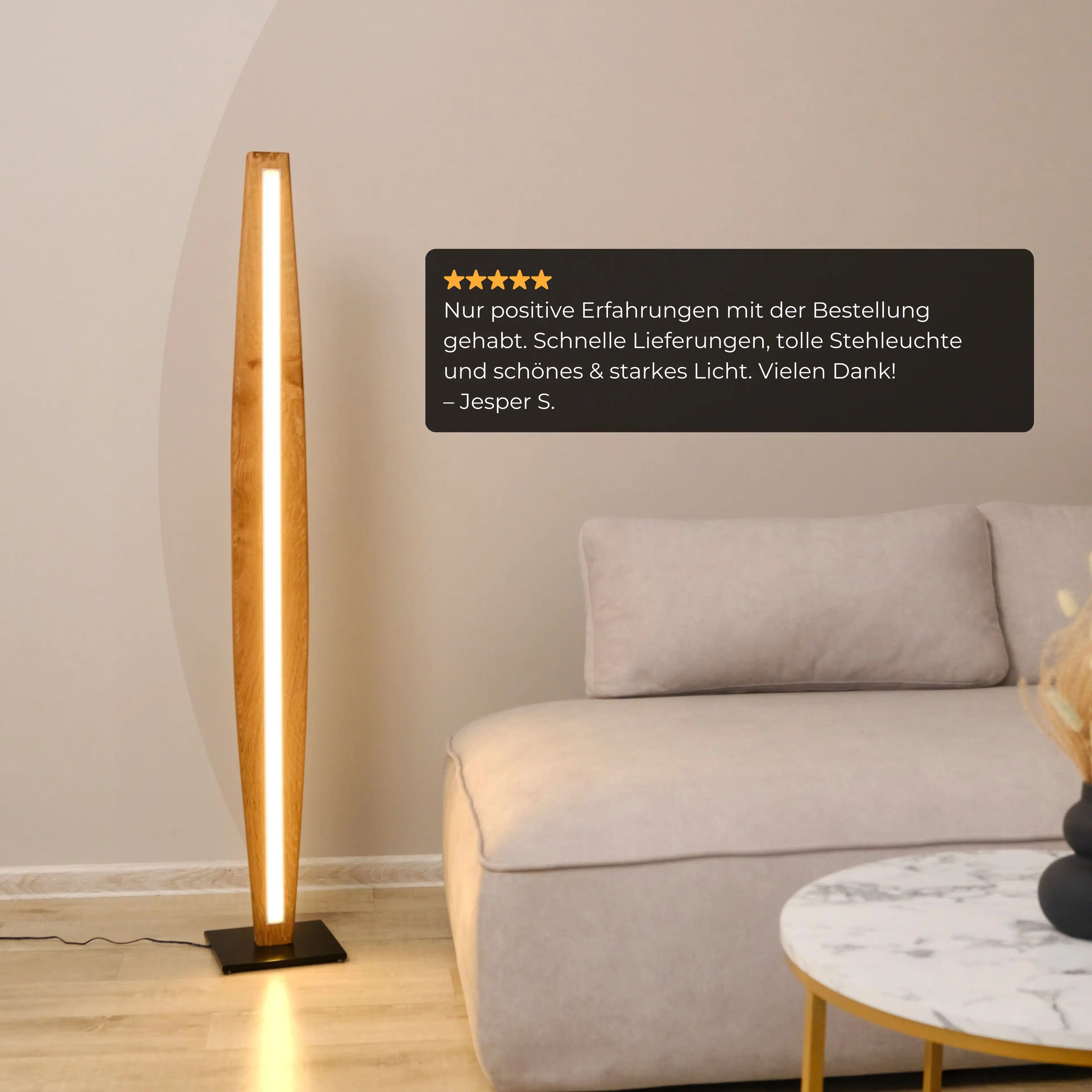 Stilvolle Holz-Stehlampe mit warmem Licht, individuell dimmbar per Fernbedienung.