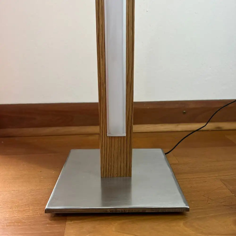 Einzigartige Stehlampe aus nachhaltigem Holz, handgefertigt für Ihren Wohnraum.