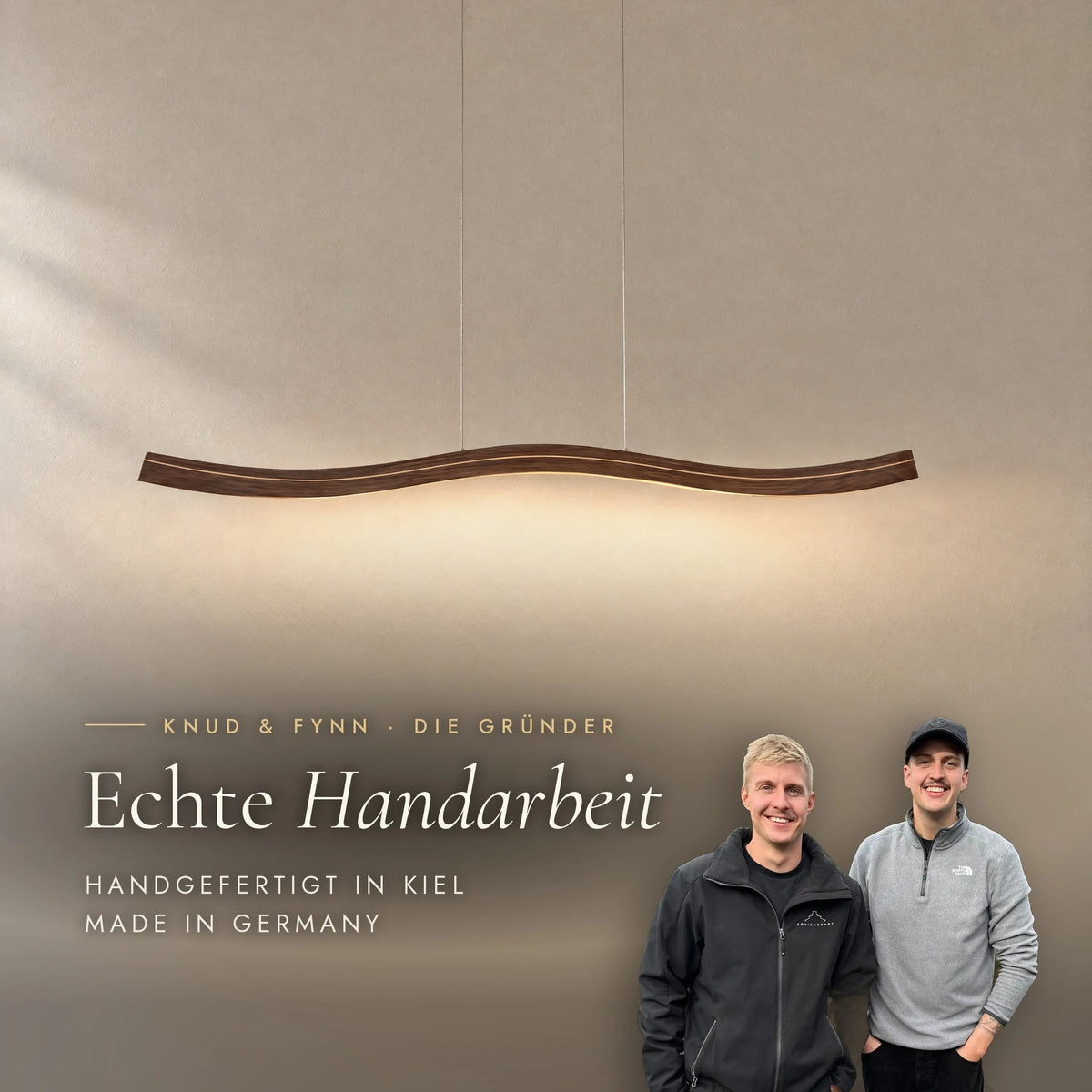 Die SpeicherArt Gründer Knud und Fynn vor der Fiona Meridian aus Walnuss: echte Handarbeit, handgefertigt in Kiel