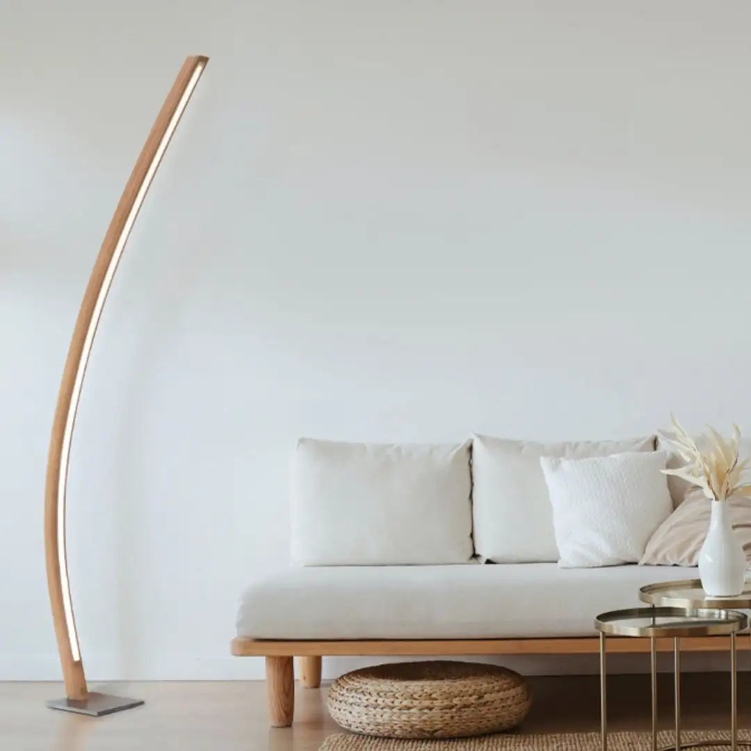 Stehlampe Candor neben einer hellen Couch