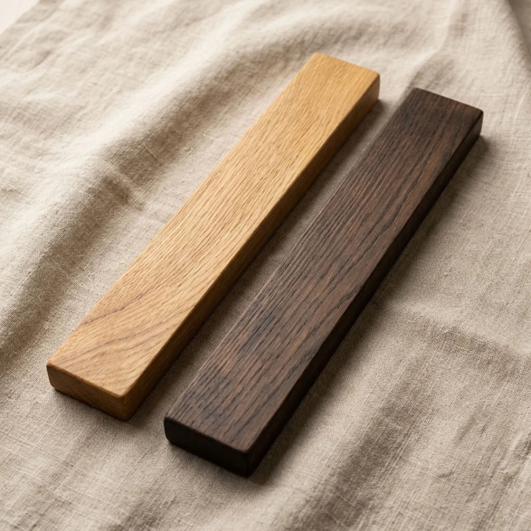 Detailansicht der geölten Holzleisten des Messerhalters mit sichtbarer Holzstruktur