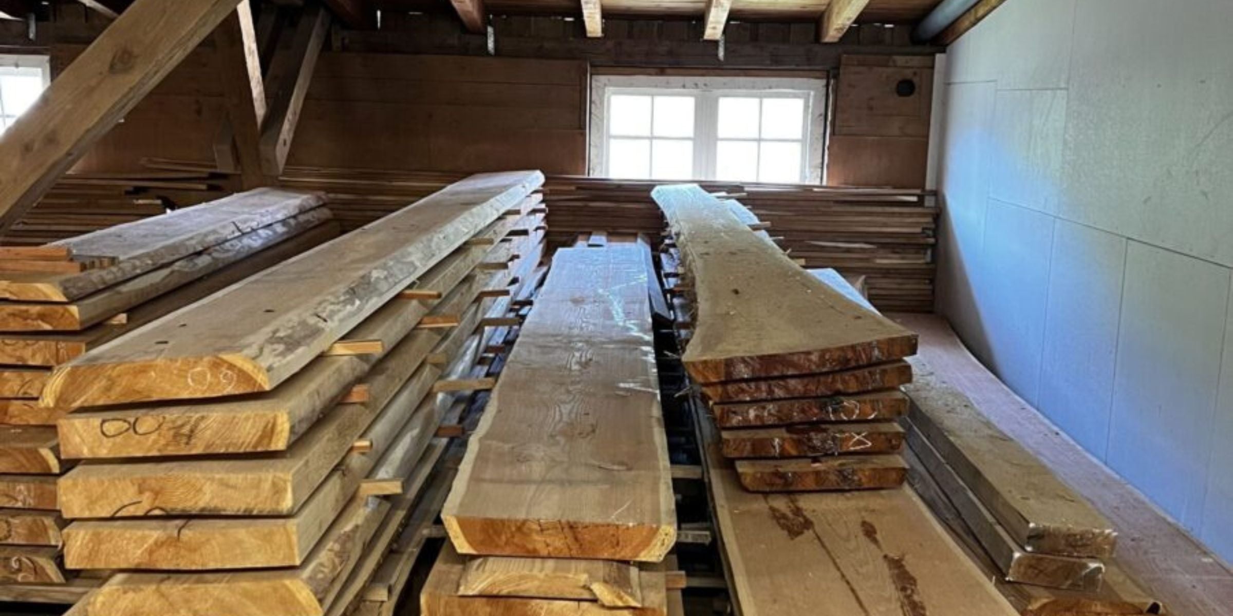 Nachhaltige Holztrocknung im Getreidespeicher: Einblick in unseren umweltfreundlichen Prozess. Durch die Nutzung von Massivholz setzen wir auf natürliche Ressourcen und schonen die Umwelt.